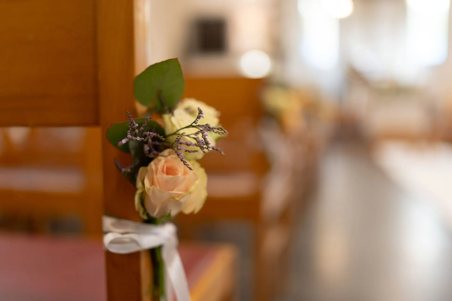 Décoration florale sur les chaises de l’allée