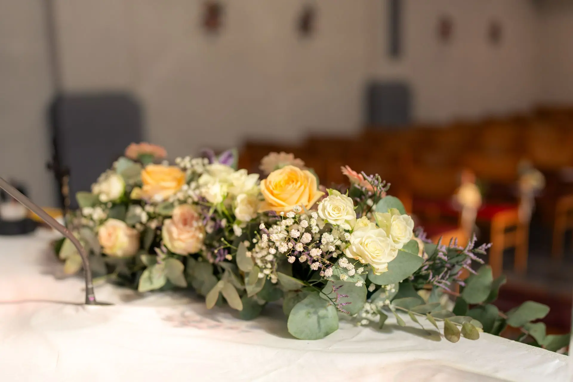 Composition florale sur l’autel de l’église