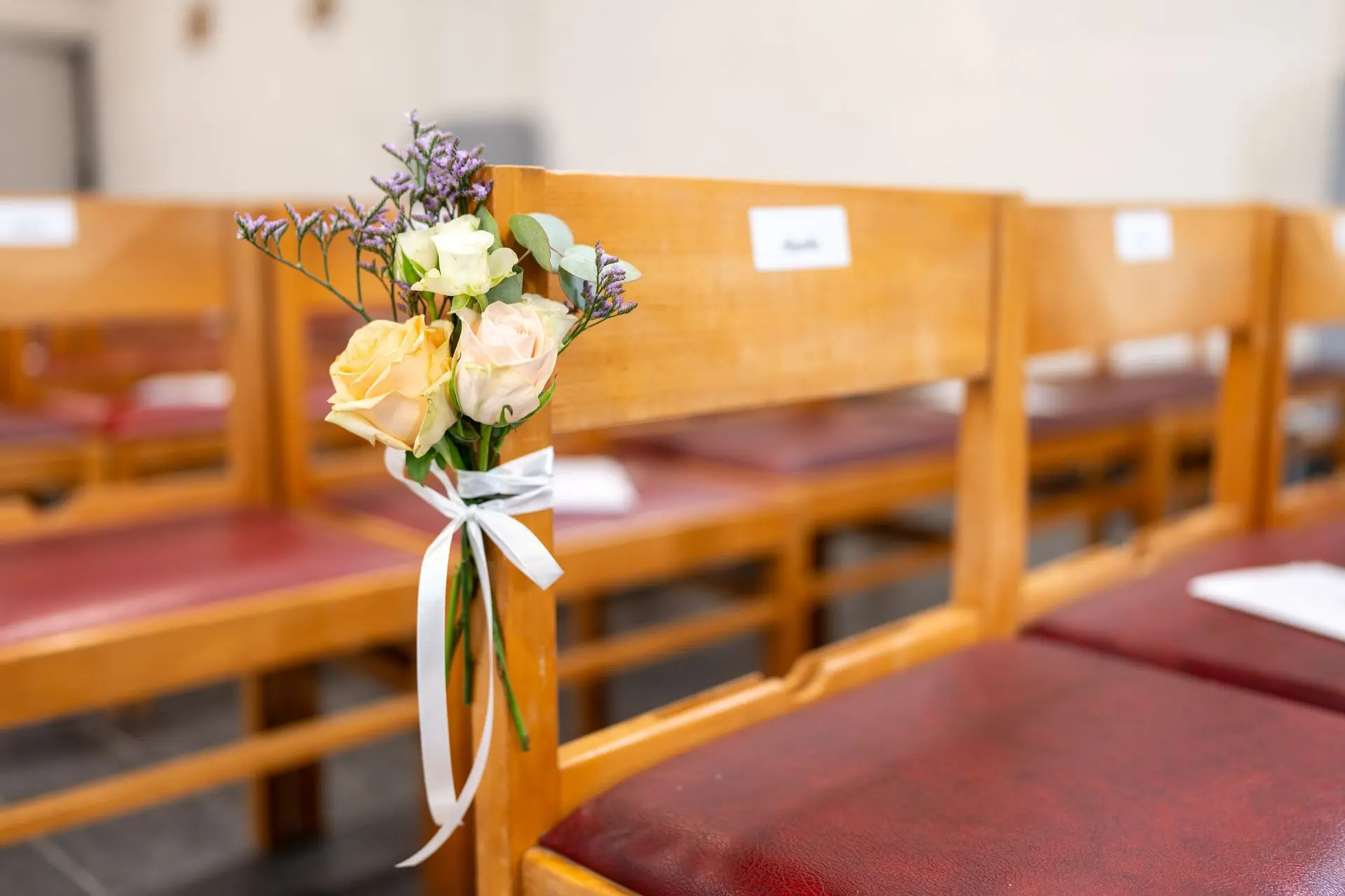 Fleurs sur chaise de l'église