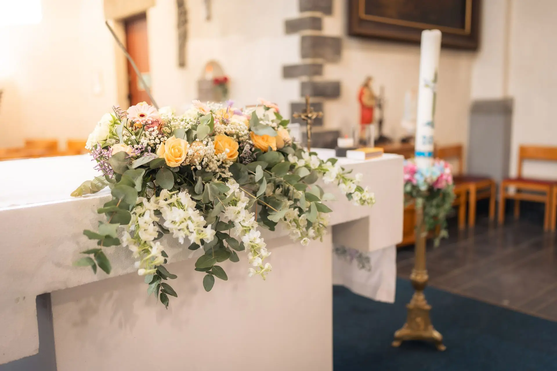Composition florale sur l’autel de l’église