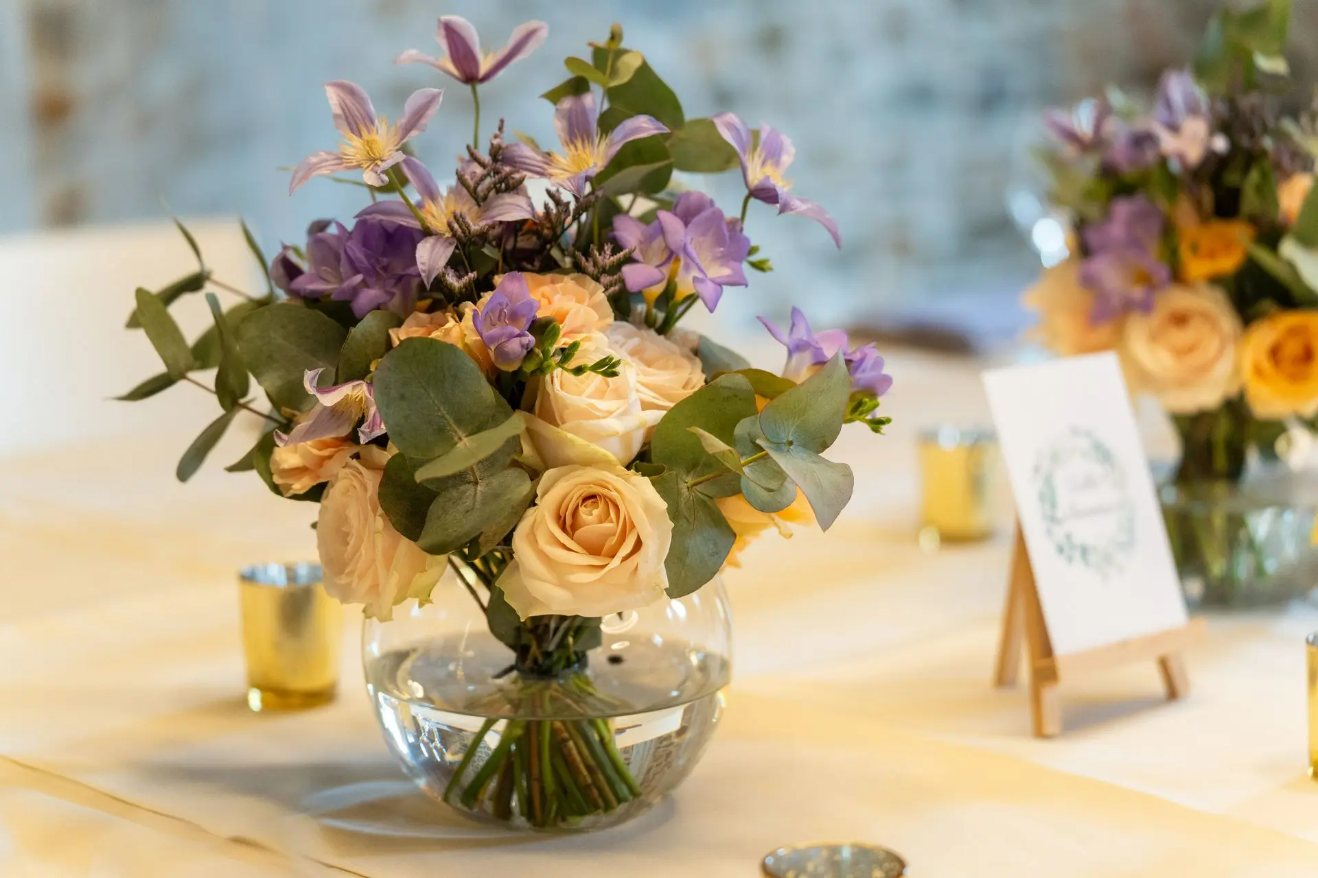 Bouquet rond au centre de la table des invités