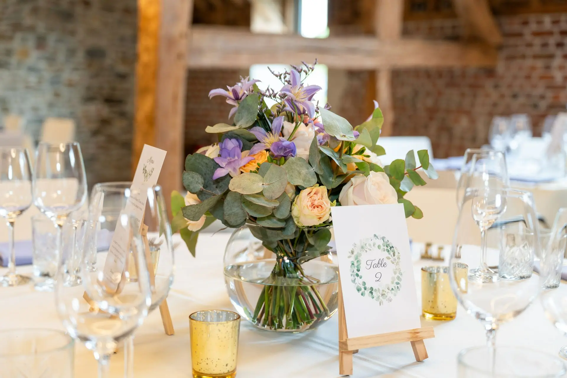 Composition florale dans un vase rond