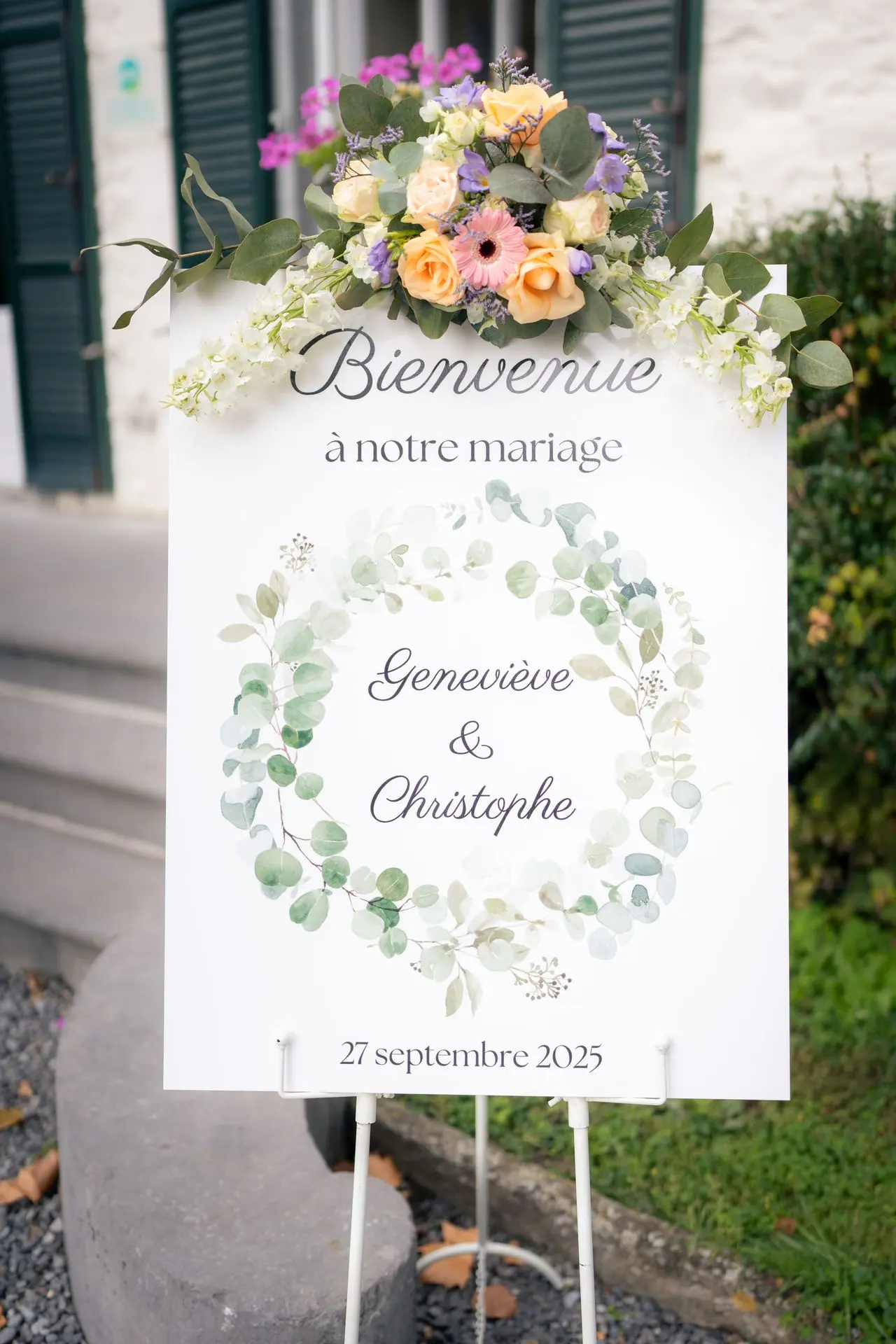 Panneau de bienvenue fleuri à l’entrée