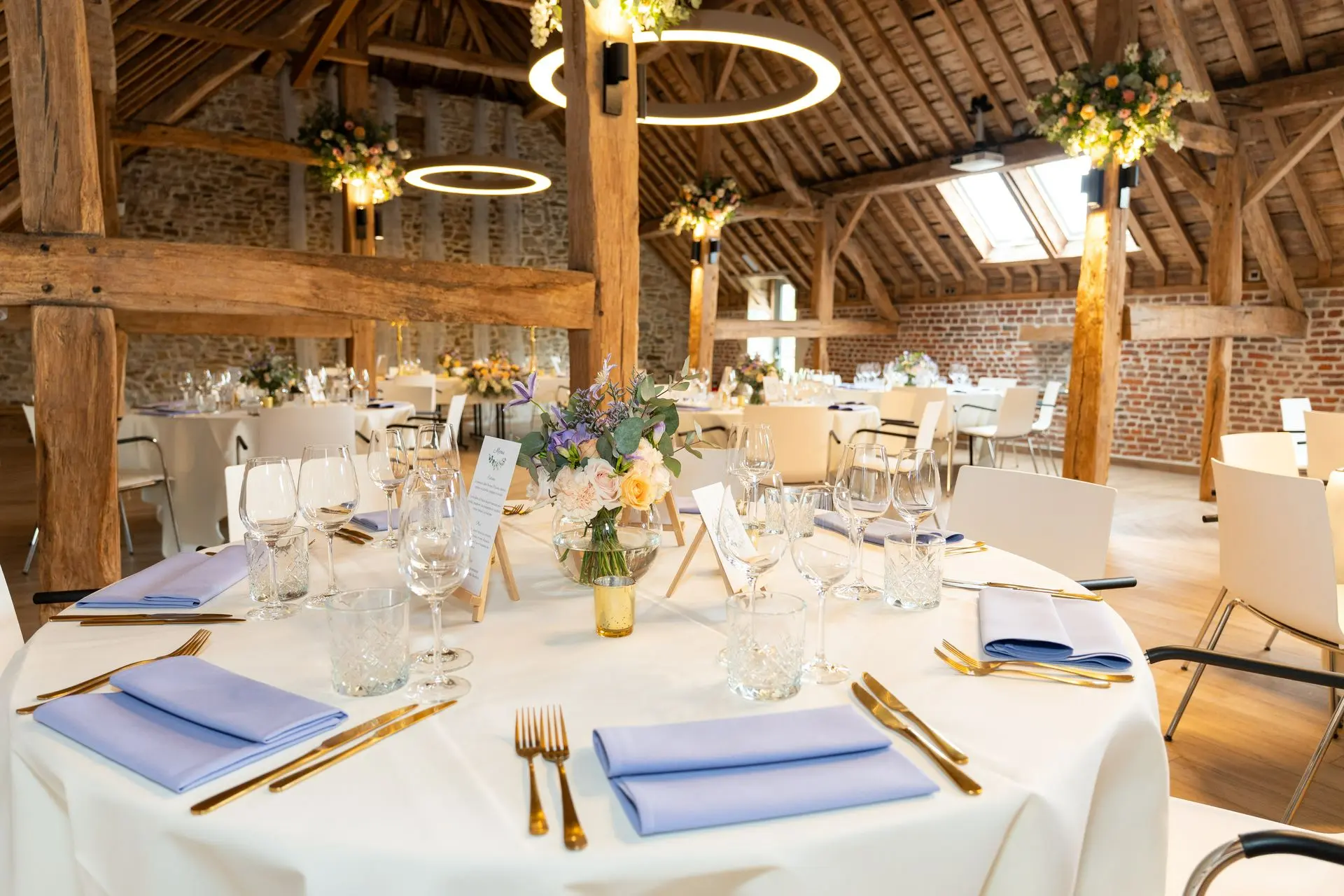 Table des invités avec bouquet central et photophores dorés