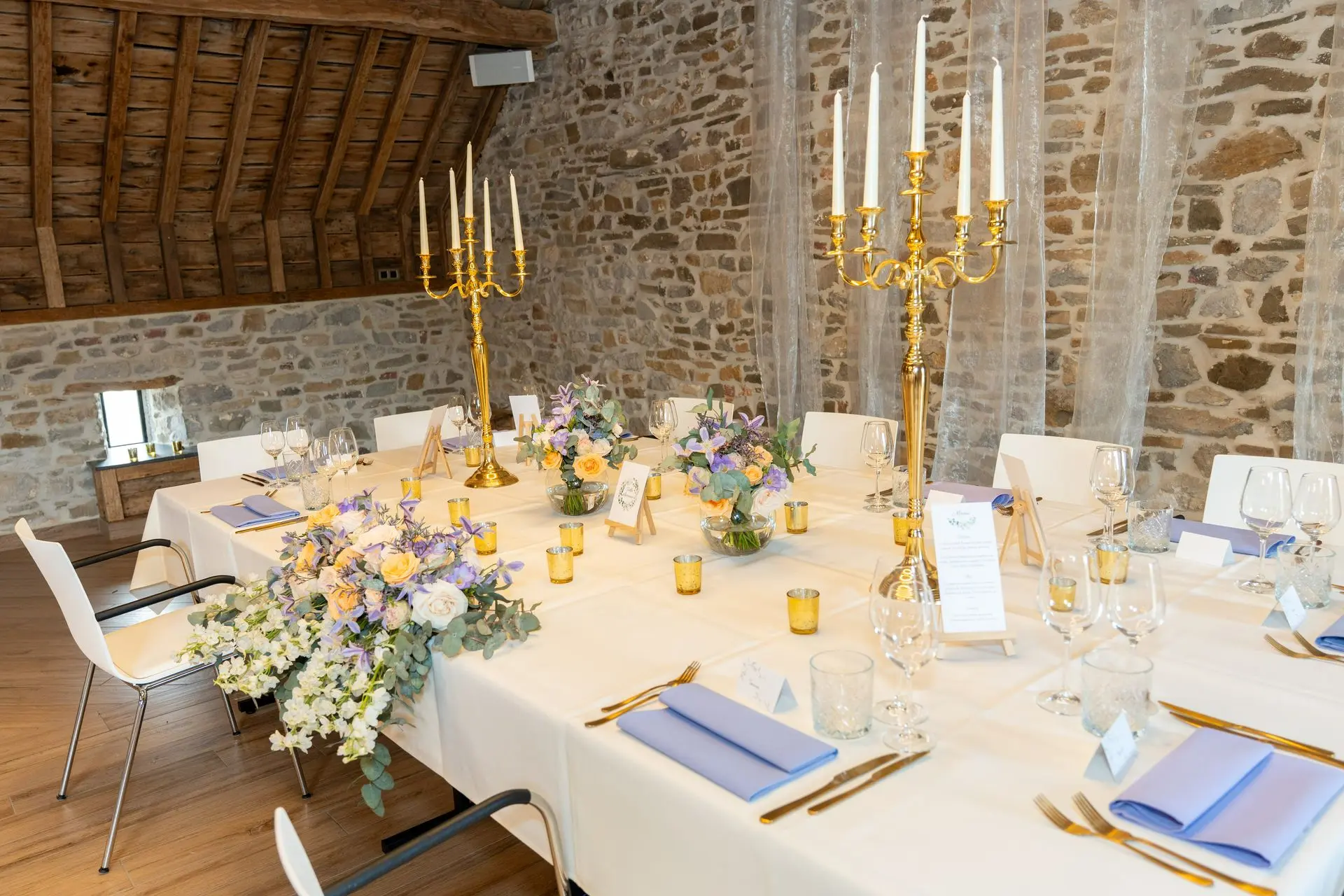 Table d’honneur avec montage floral et chandeliers dorés