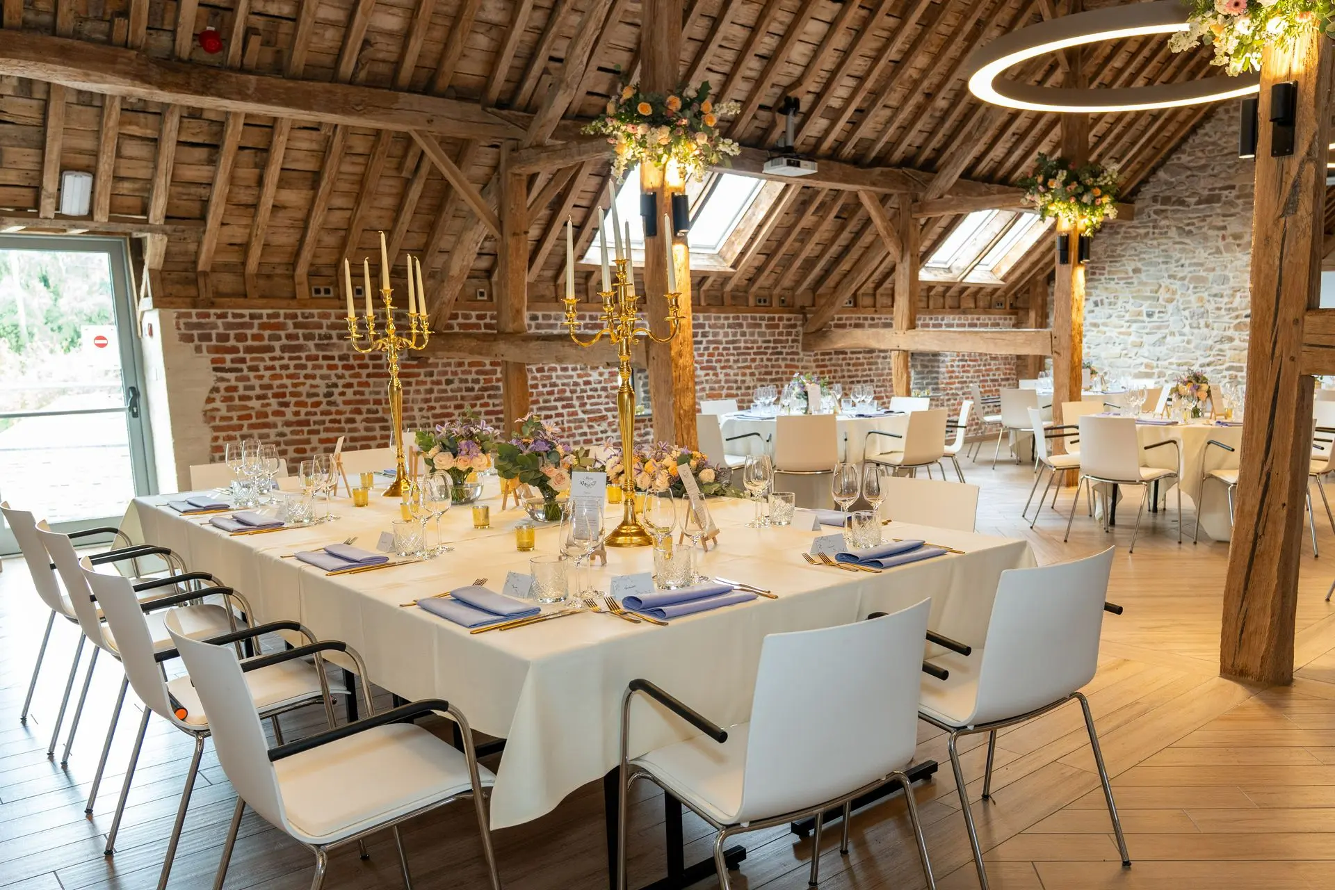 Ambiance générale de la salle de réception décorée avec élégance