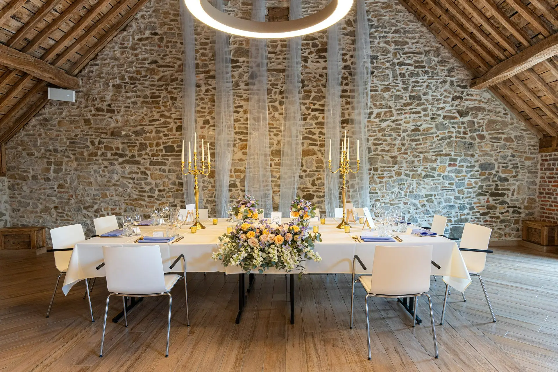 Table d’honneur avec montage floral et chandeliers dorés