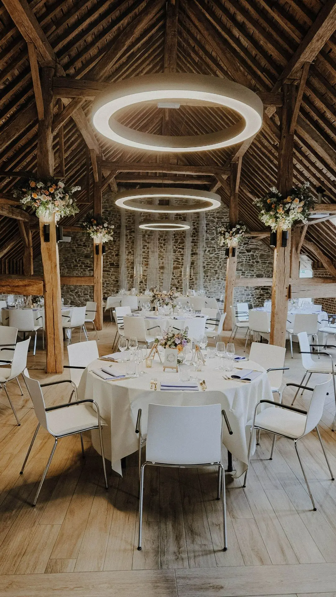 Colonnes de la salle habillées de fleurs