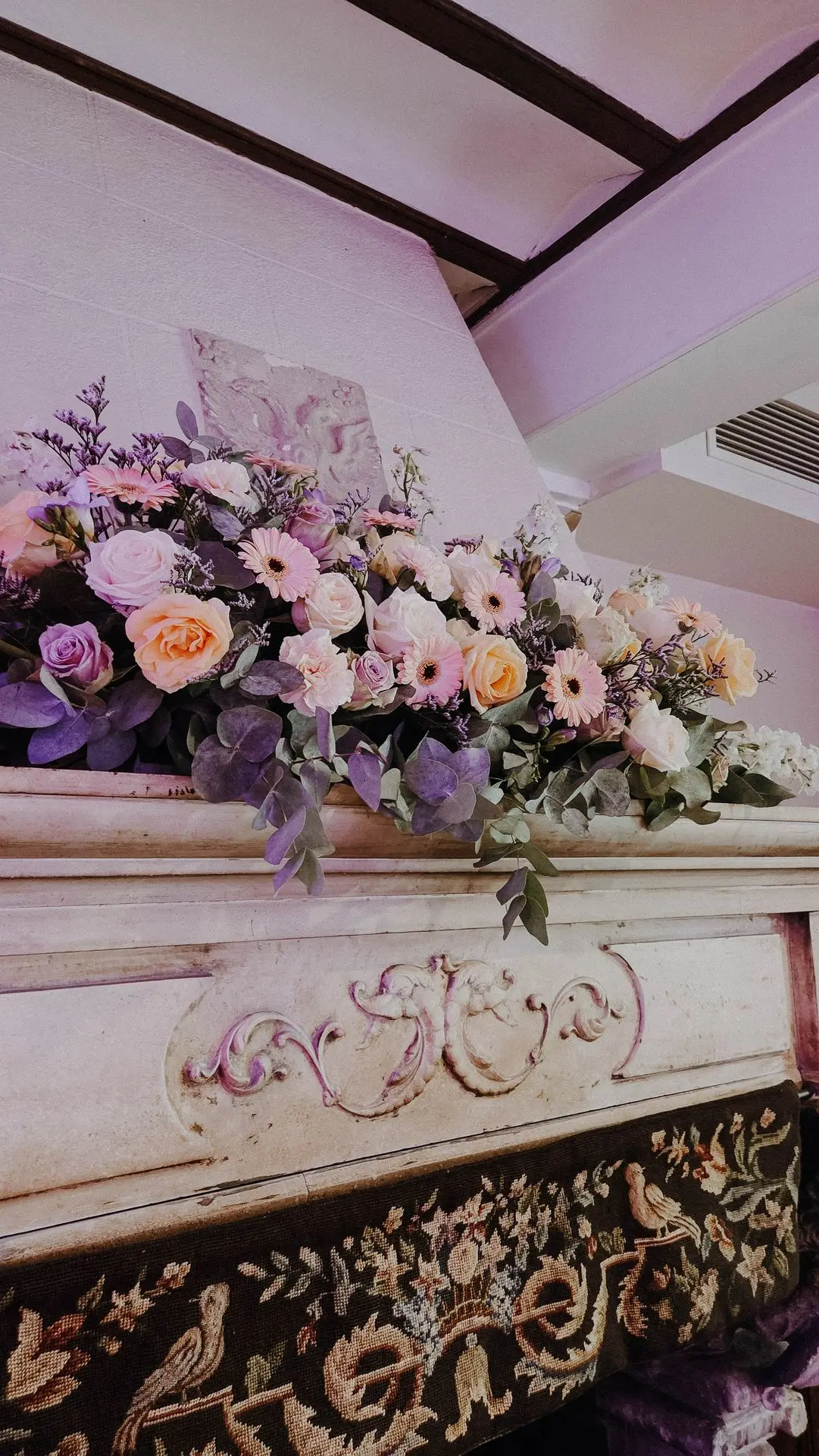 Montage fleurie sur la cheminée