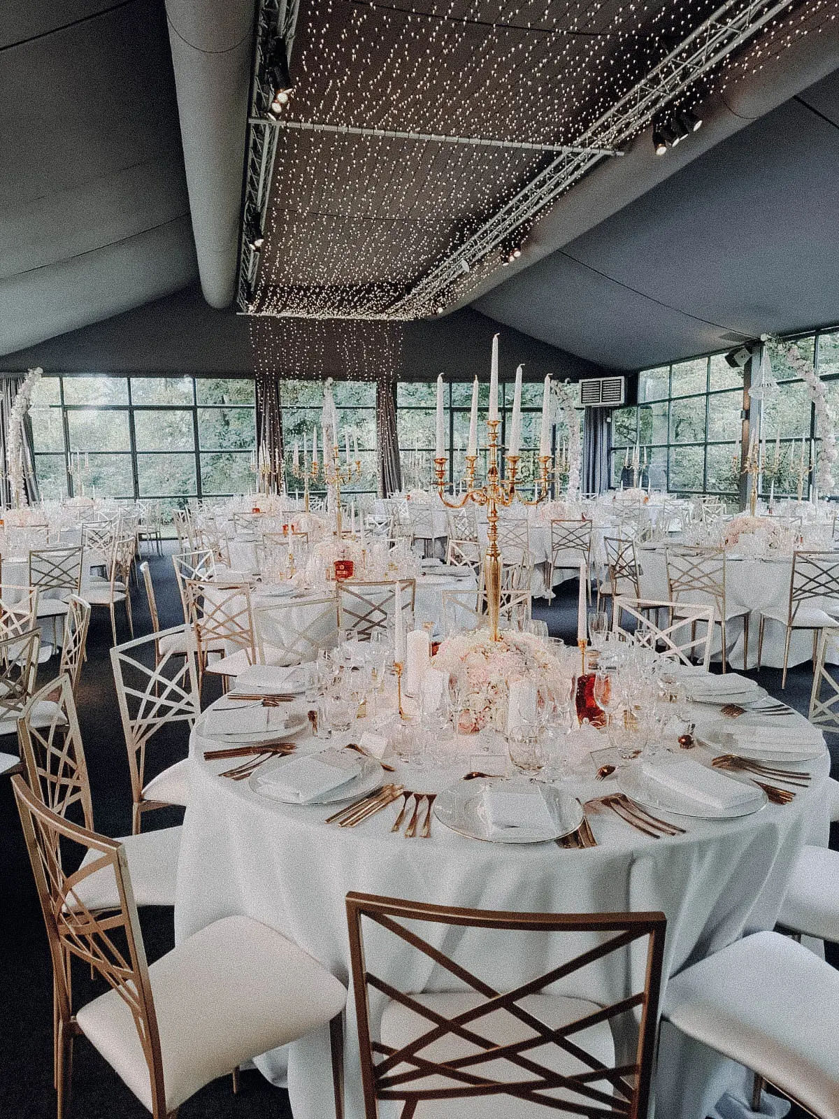 Salle mariage avec chandelier or