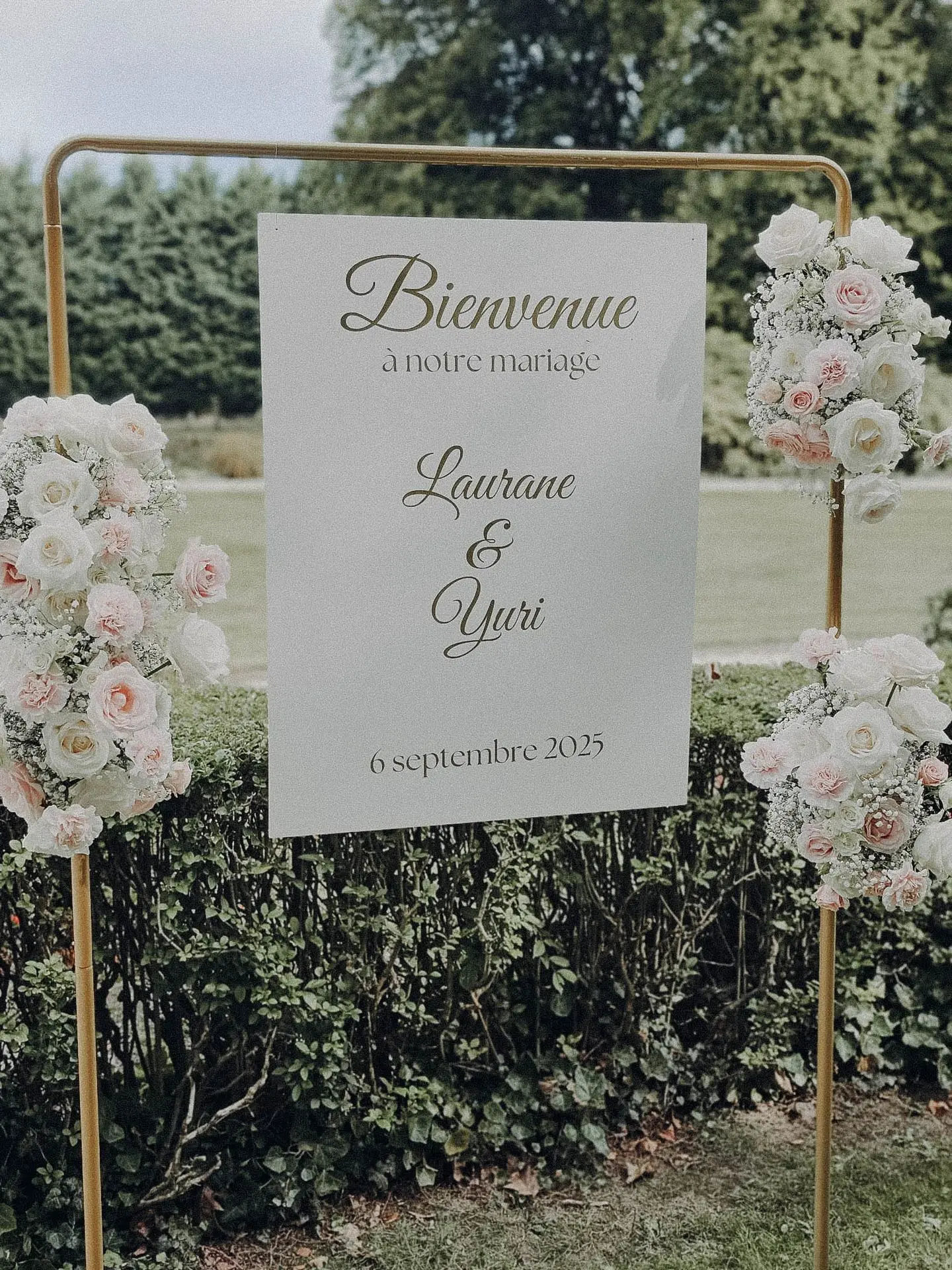 Panneau de bienvenue en plexi blanc et or