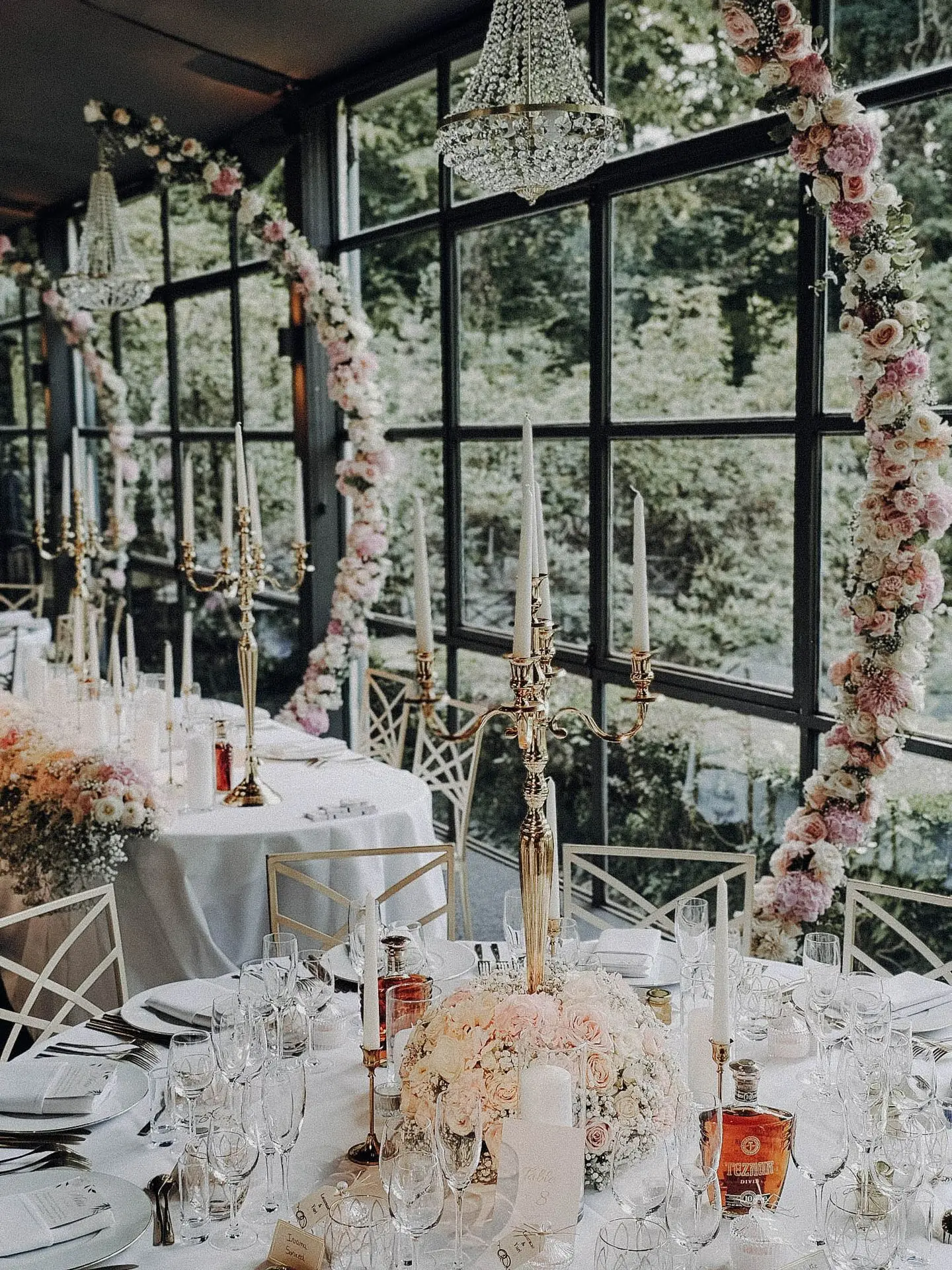 Lustre suspendu et fleurs