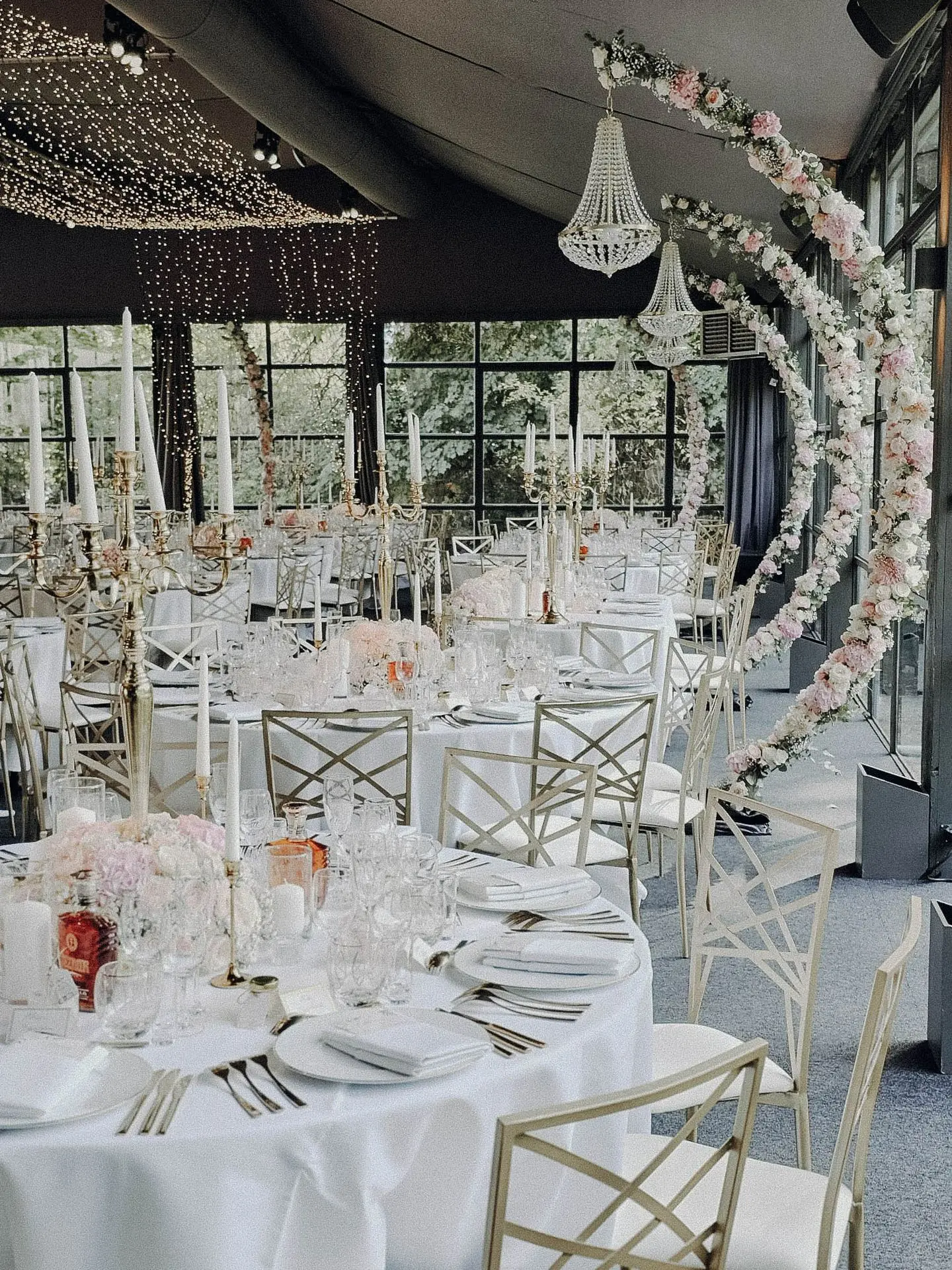 Lustre suspendu et fleurs