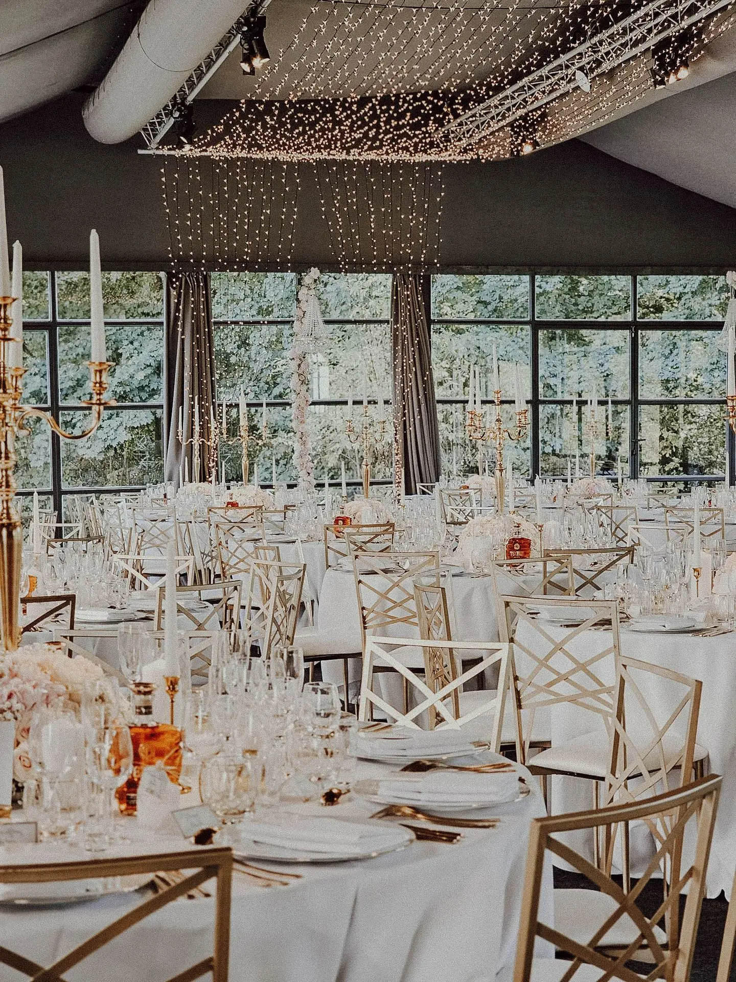 Salle mariage en blanc et or