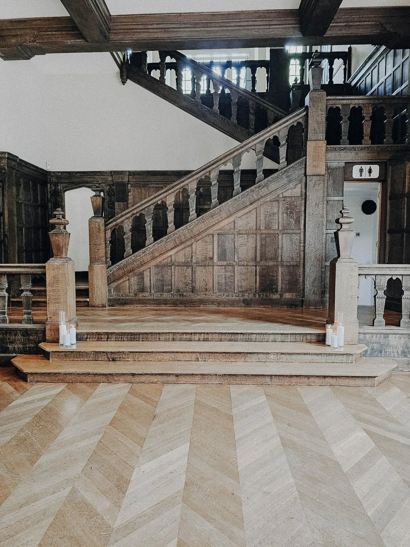 Escalier bois et bougie cylindre