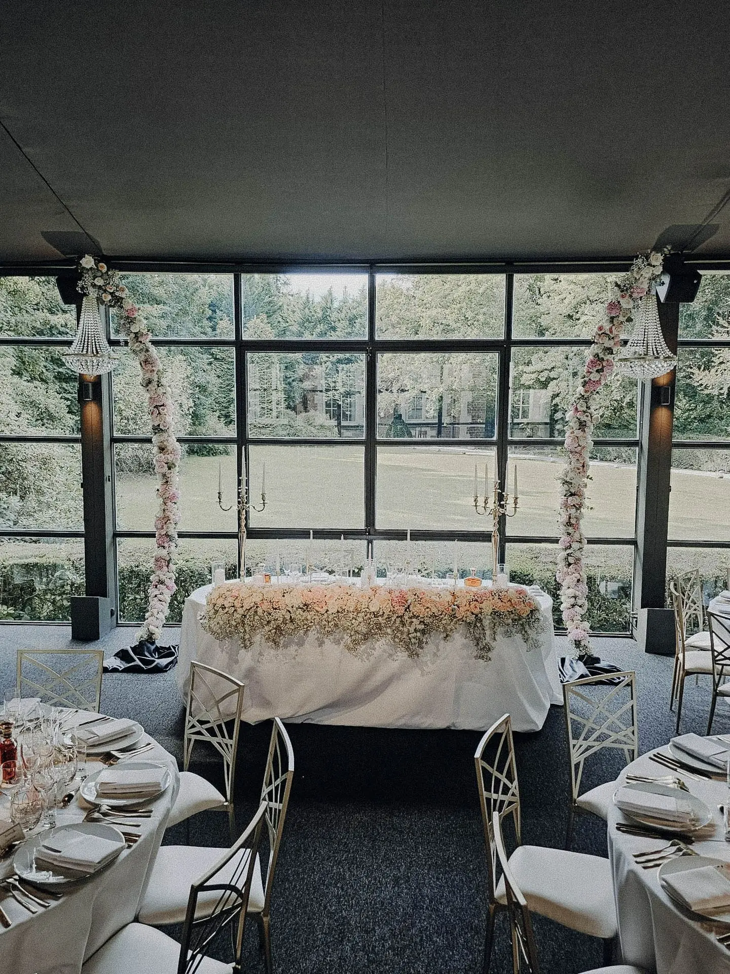 Table d'honneur avec deux lustre fleurie