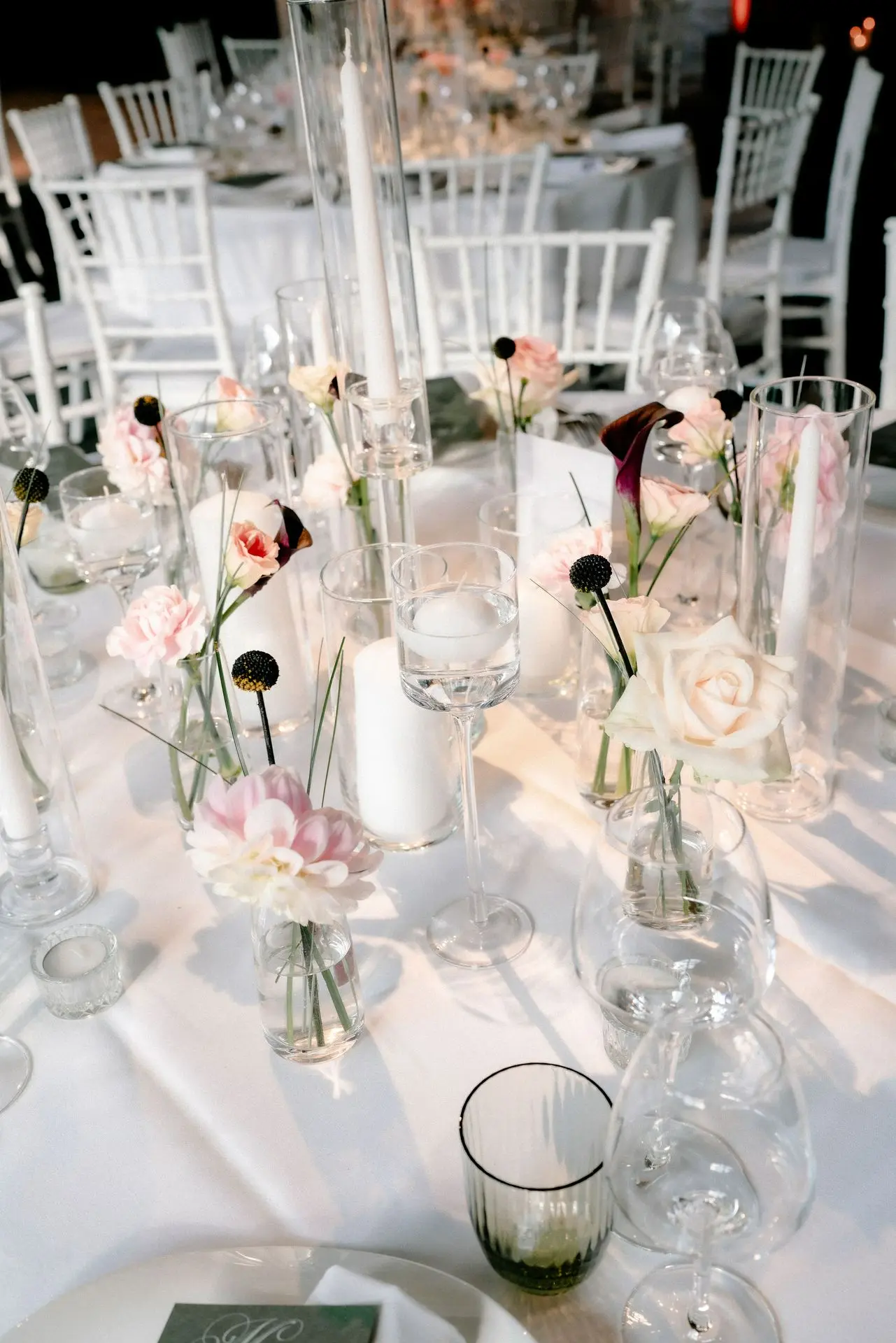 Table invité : fleurs et bougie