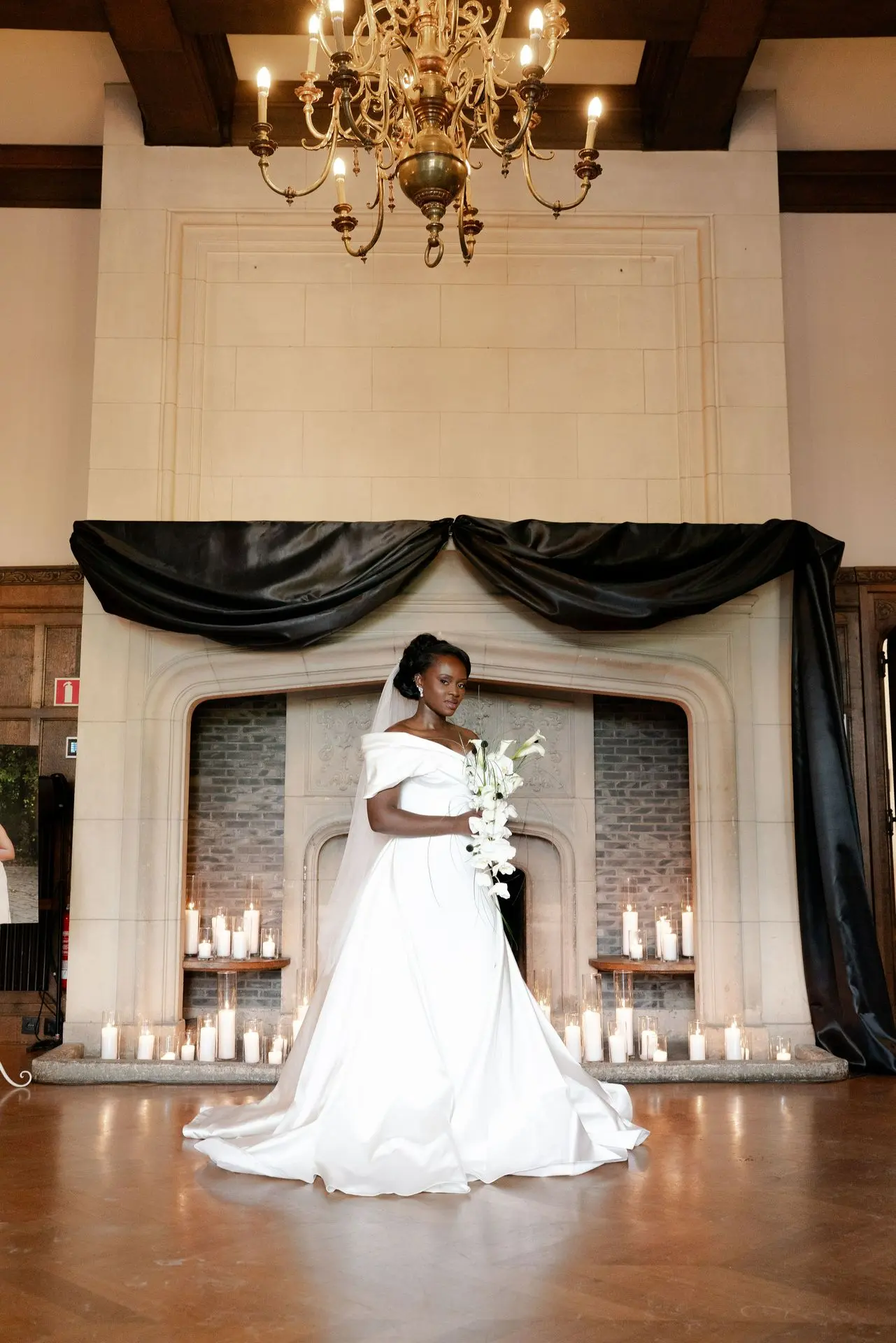 La mariée devant la cheminée