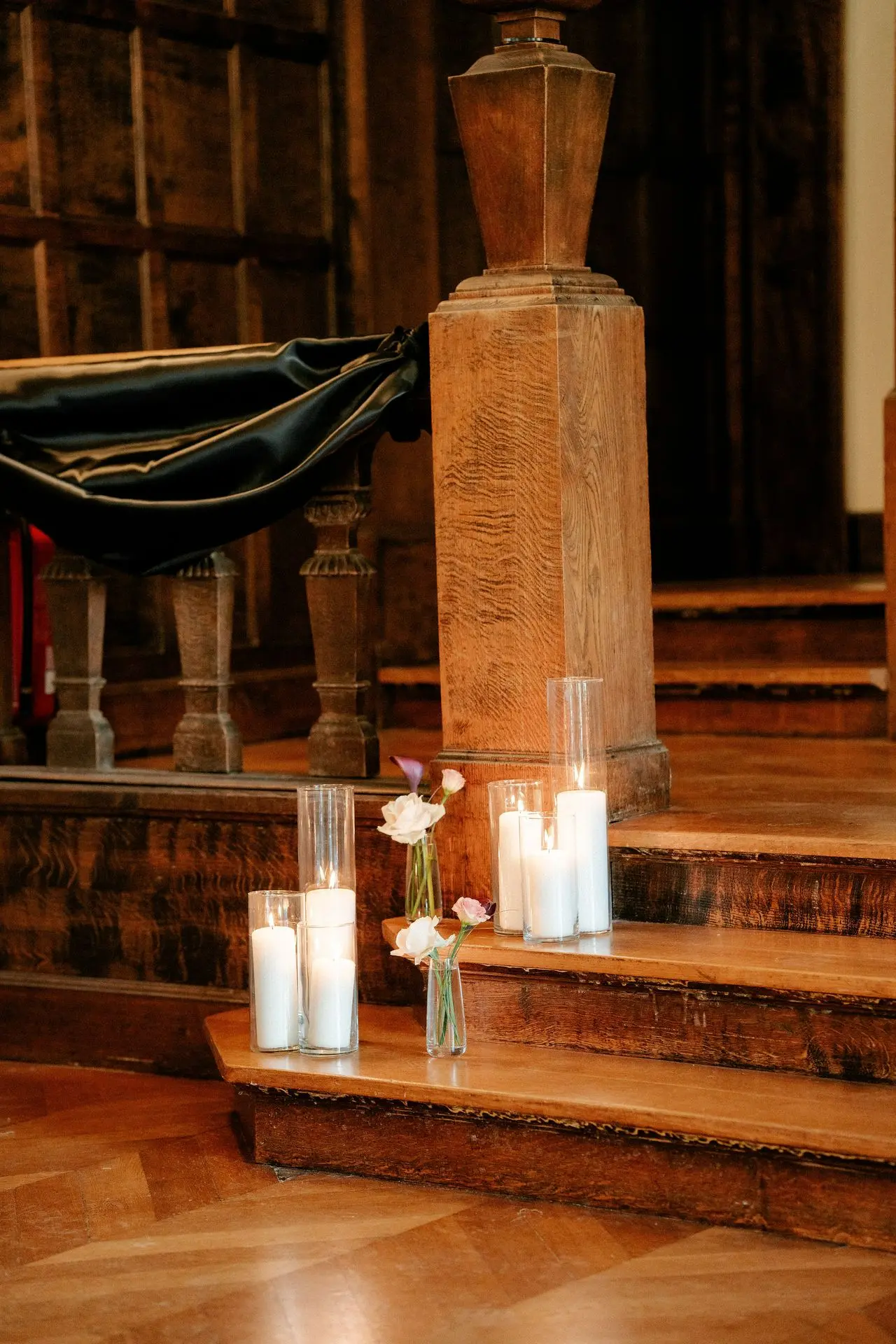 Escalier en bois avec vase cylindre