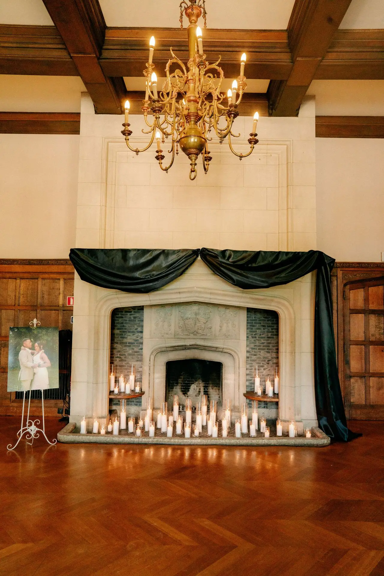 Cheminée avec voilage noir et bougies