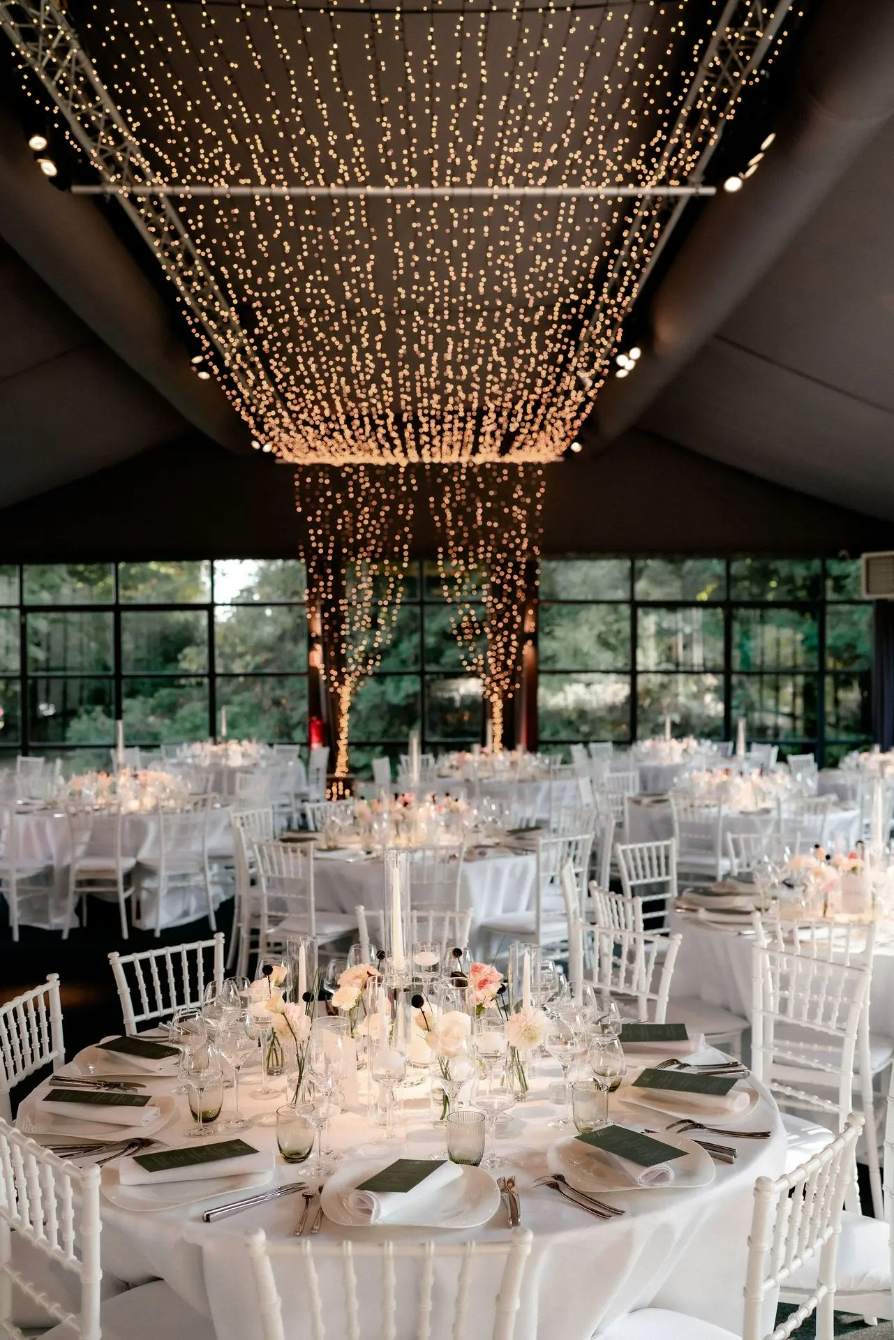 Salle mariage en blanc et noir