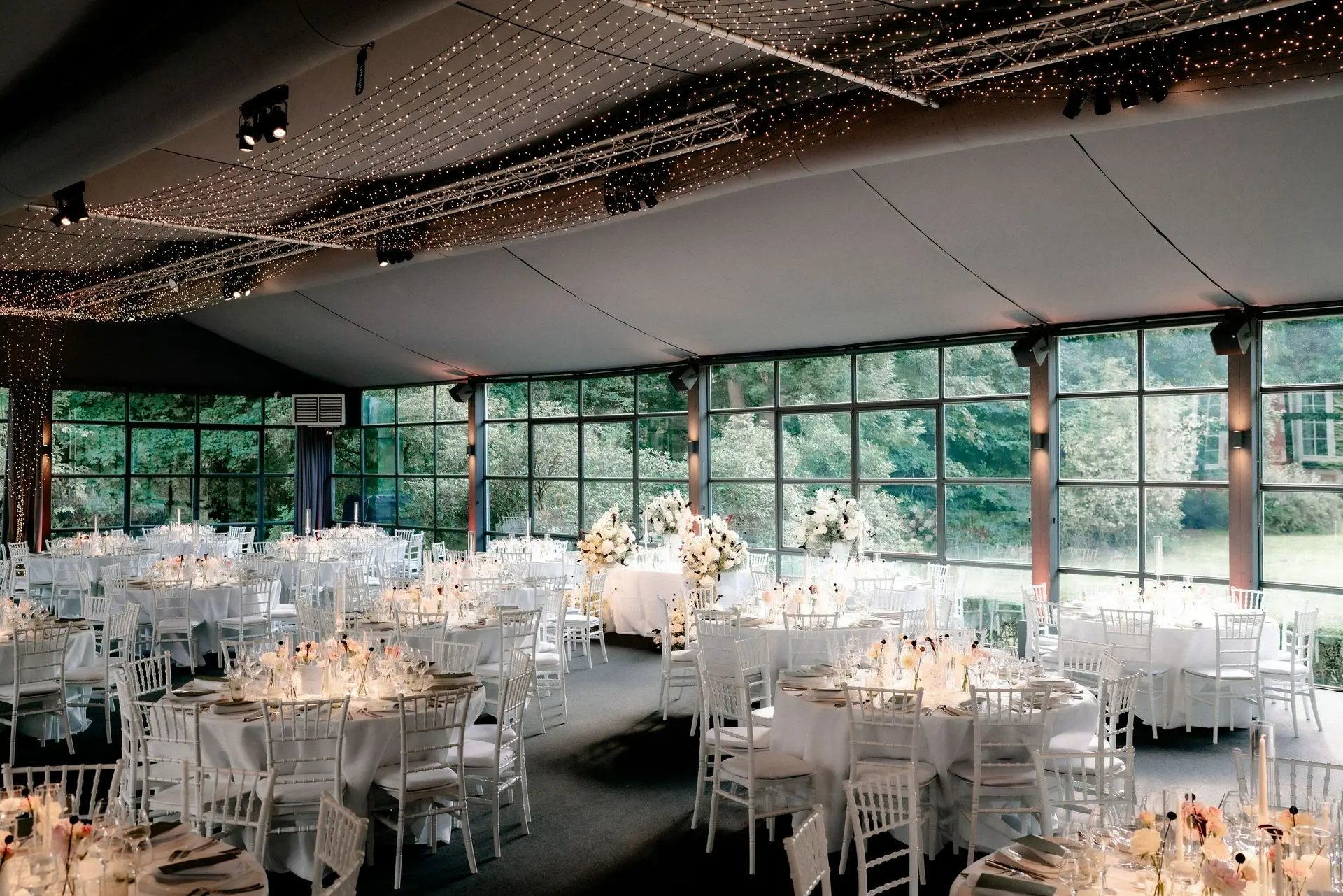Salle mariage en blanc et noir