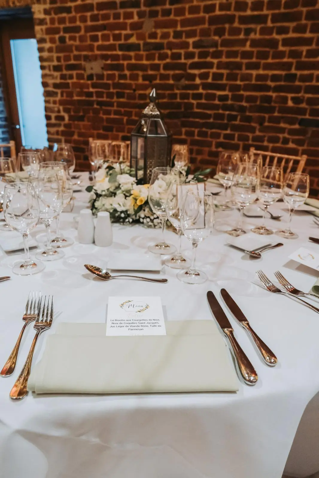 Centre de table avec lanterne fleurie