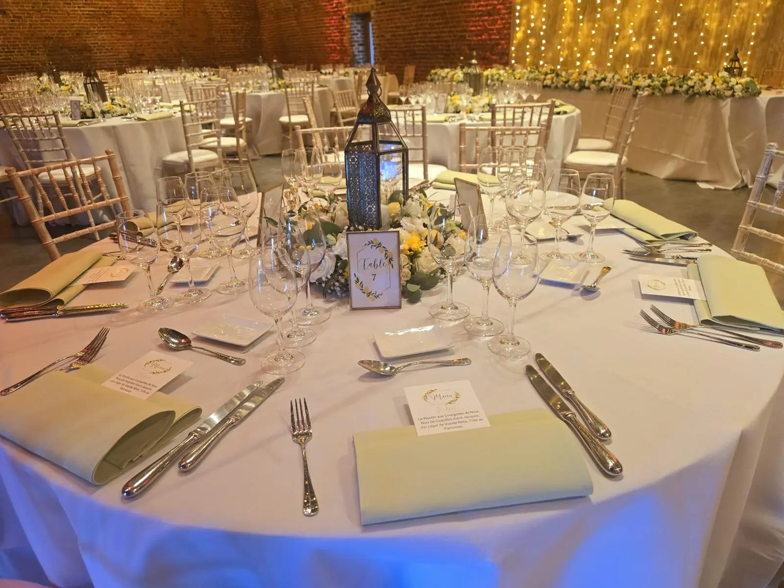 Deco table avec lanterne fleurie