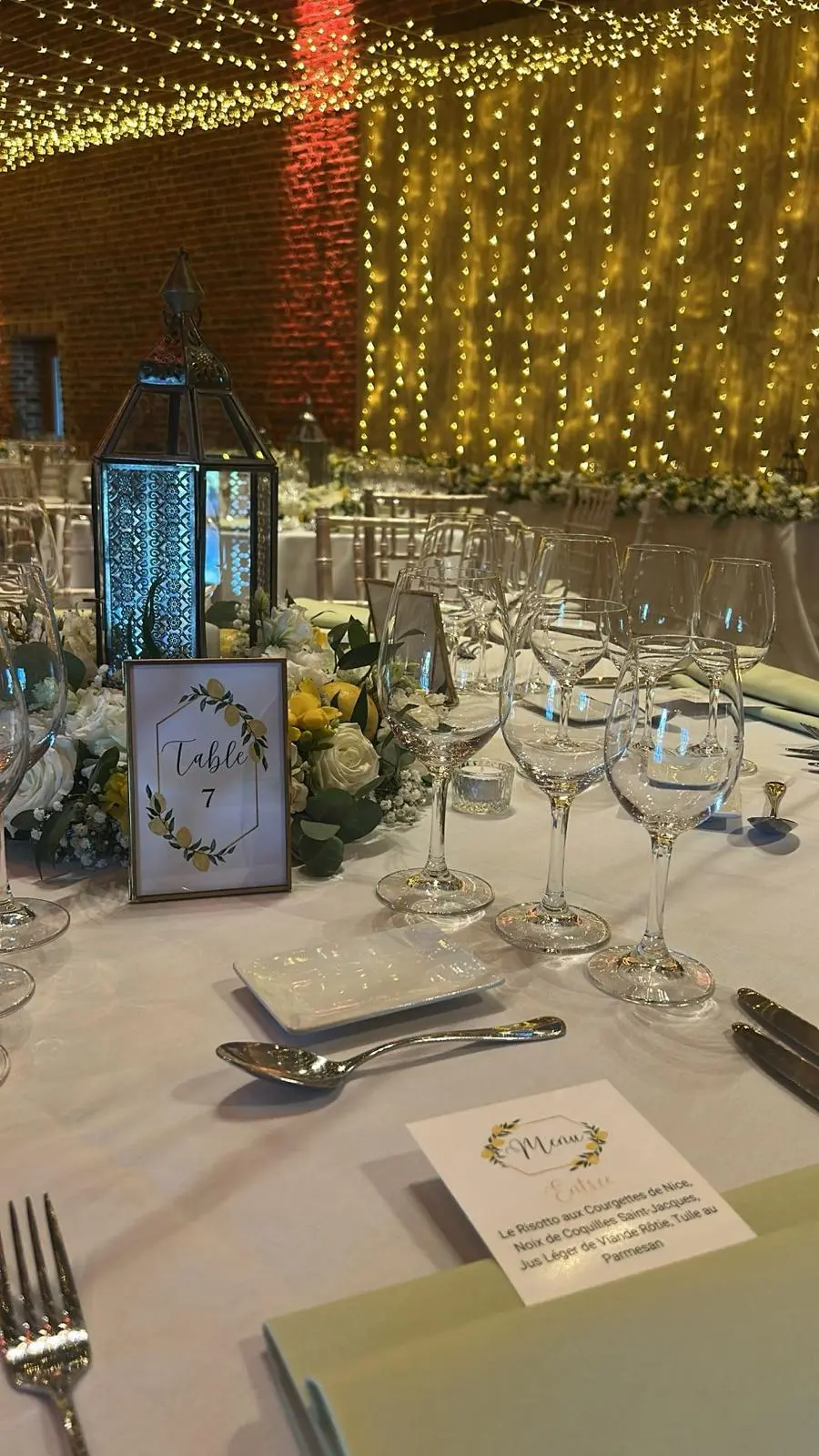 Numéro et menu avec citron pour mariage