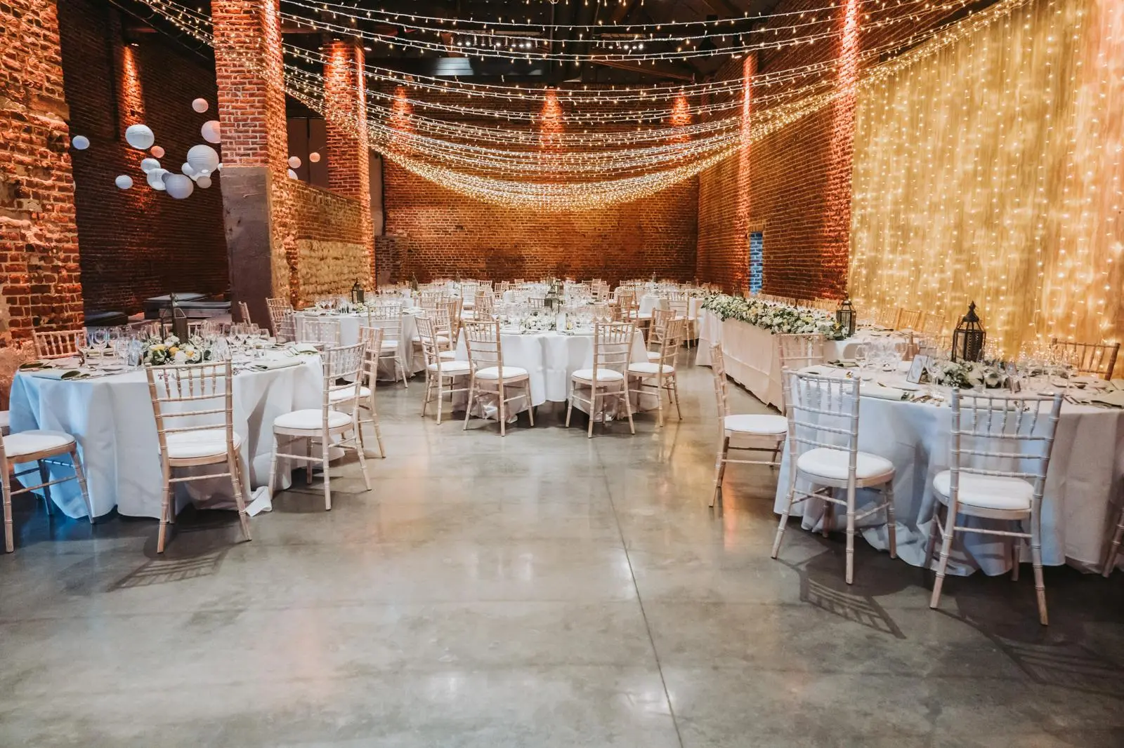 Salle mariage avec ciel lumineux