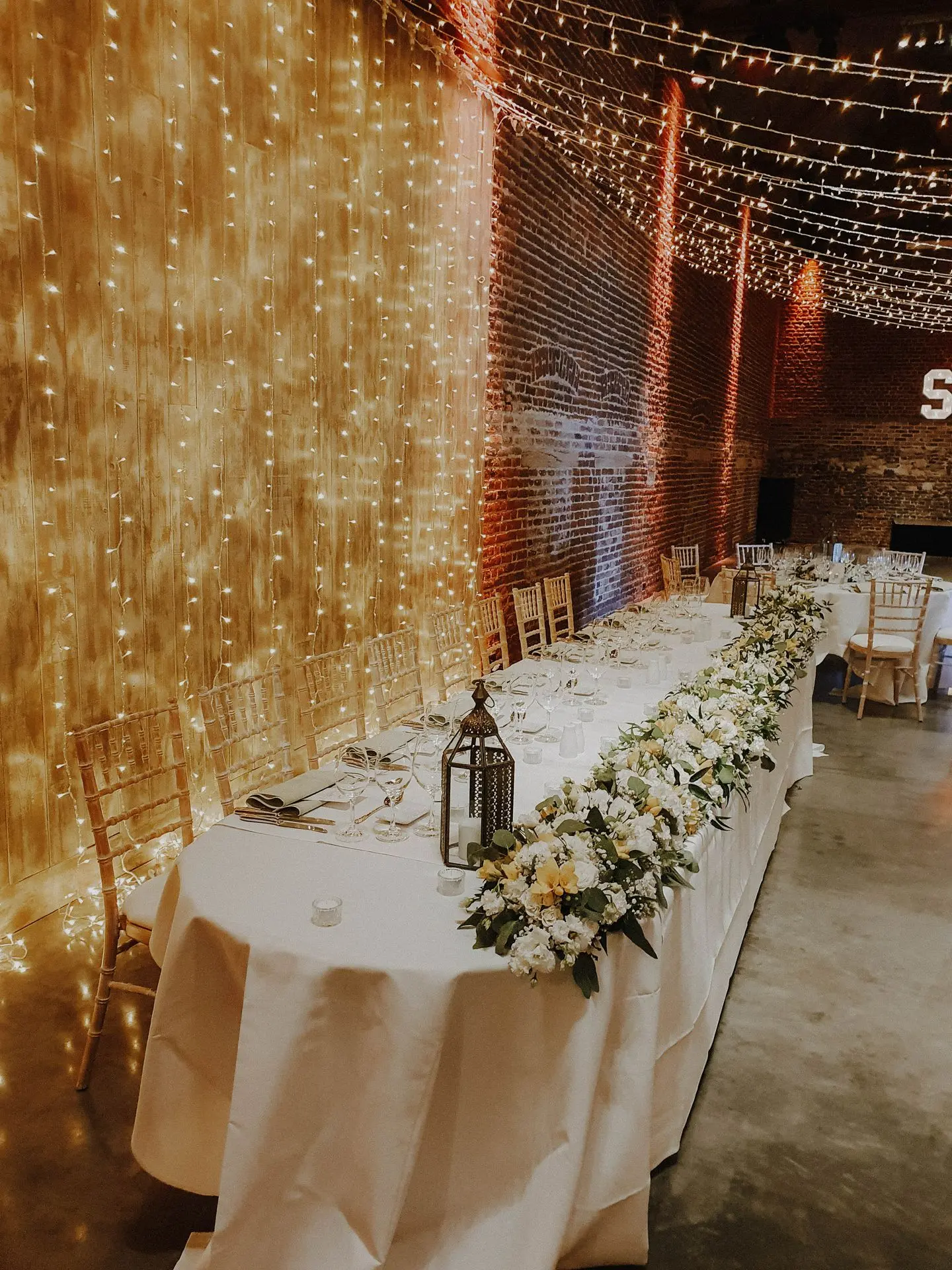 Longue table de mariage en blanc et vert