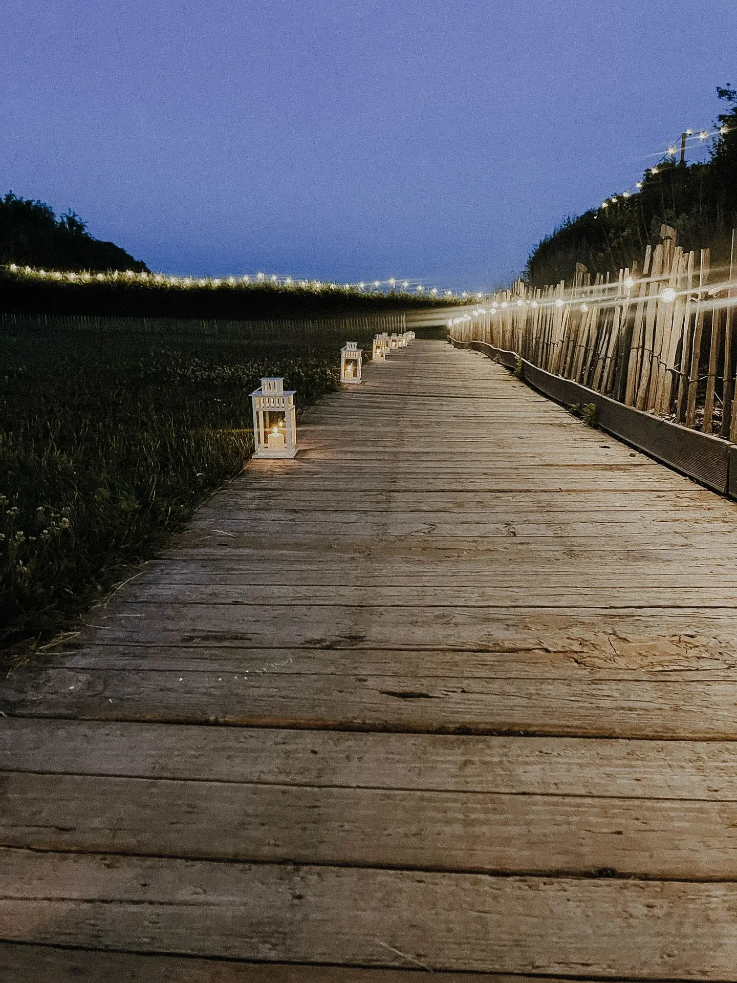 Chemin en bois avec lanterne