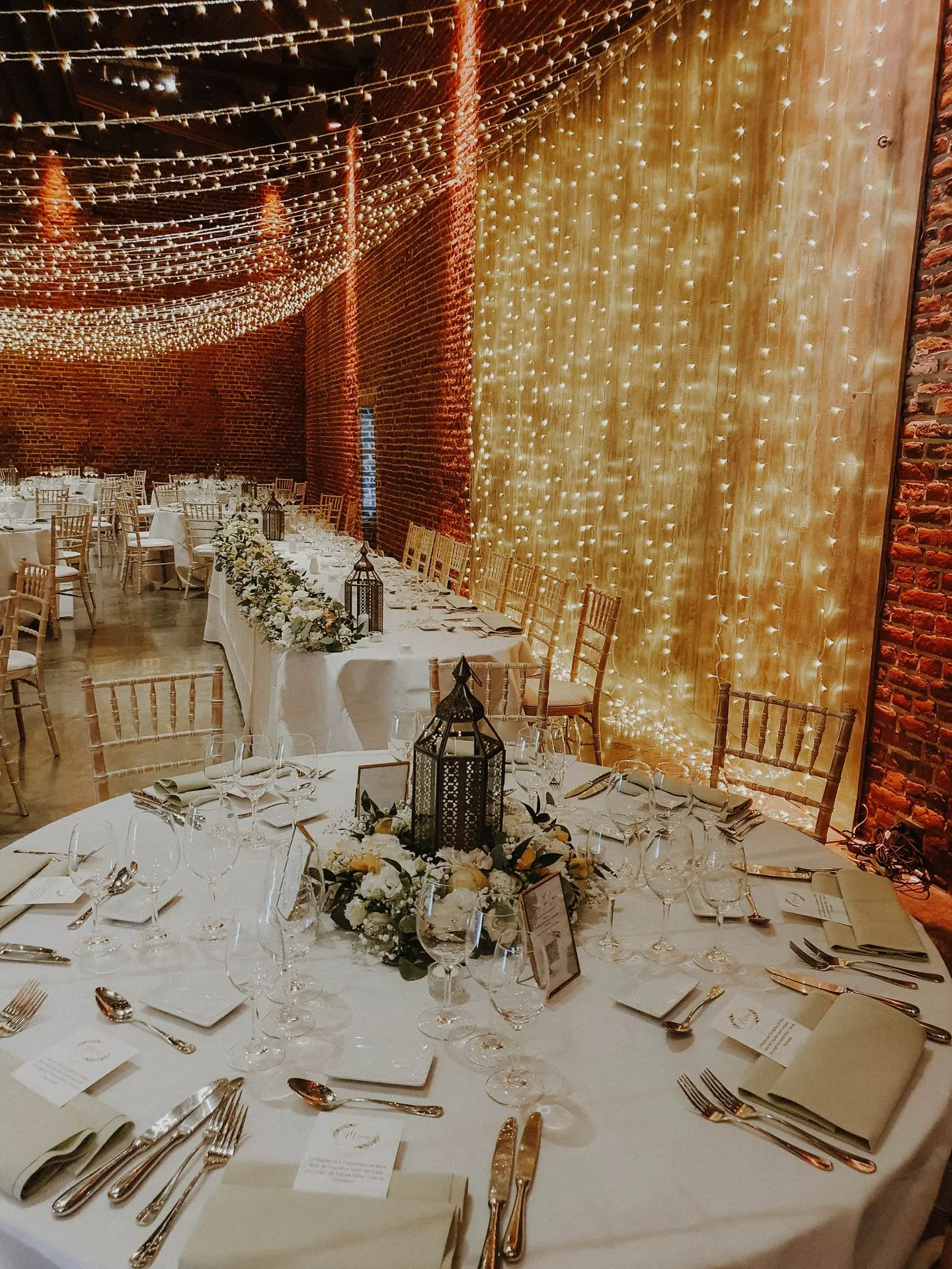 Lanterne oriental avec couronne de fleurs en jaune et blanc