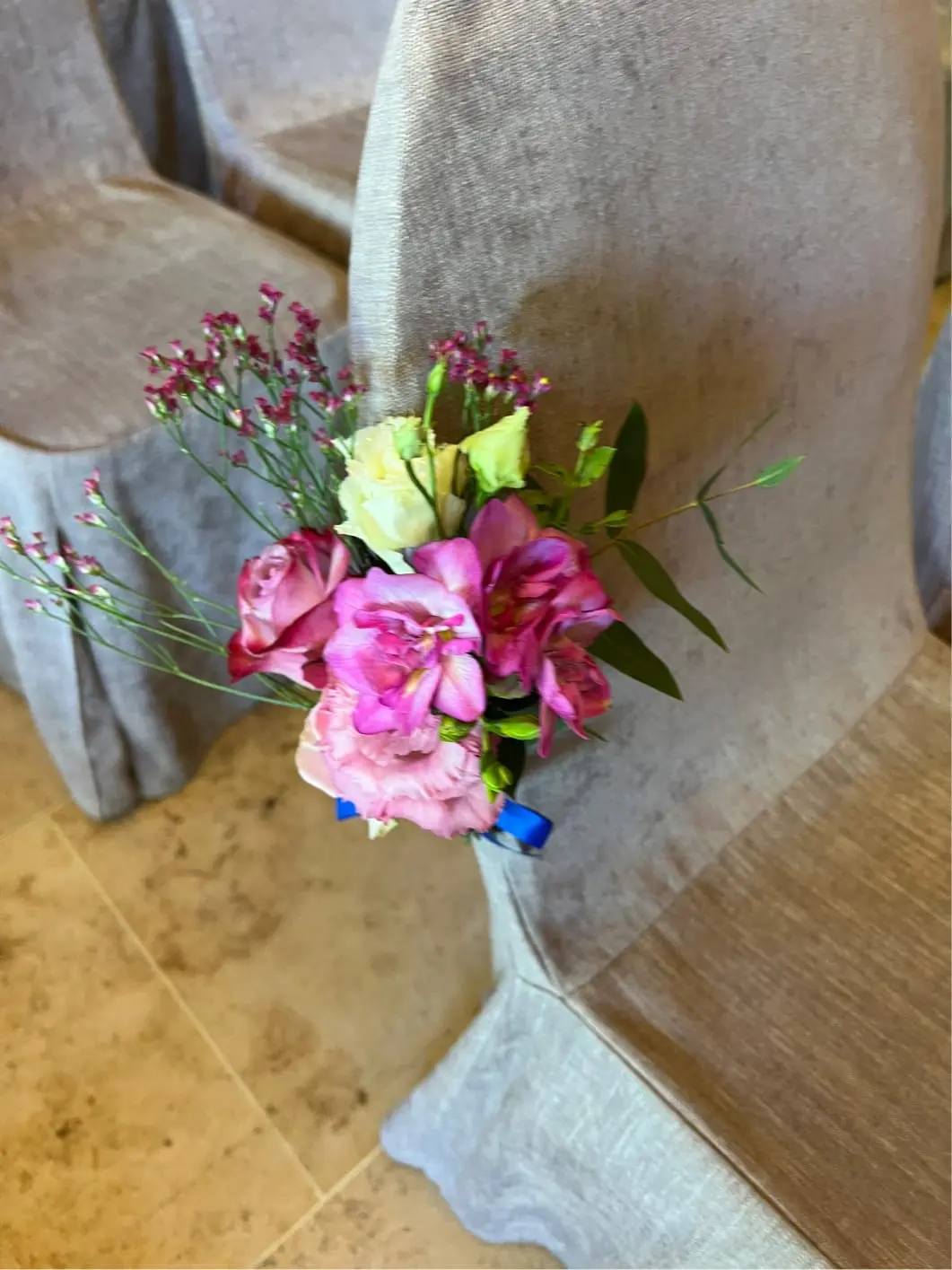 Piquet de fleurs sur chaise