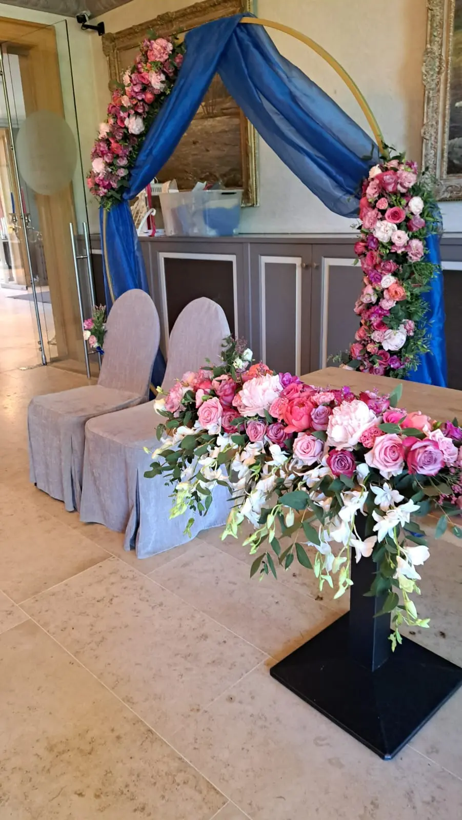 Cérémonie en bleu et rose