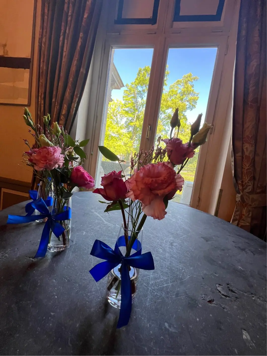 Soliflore fleurie avec noeud bleu