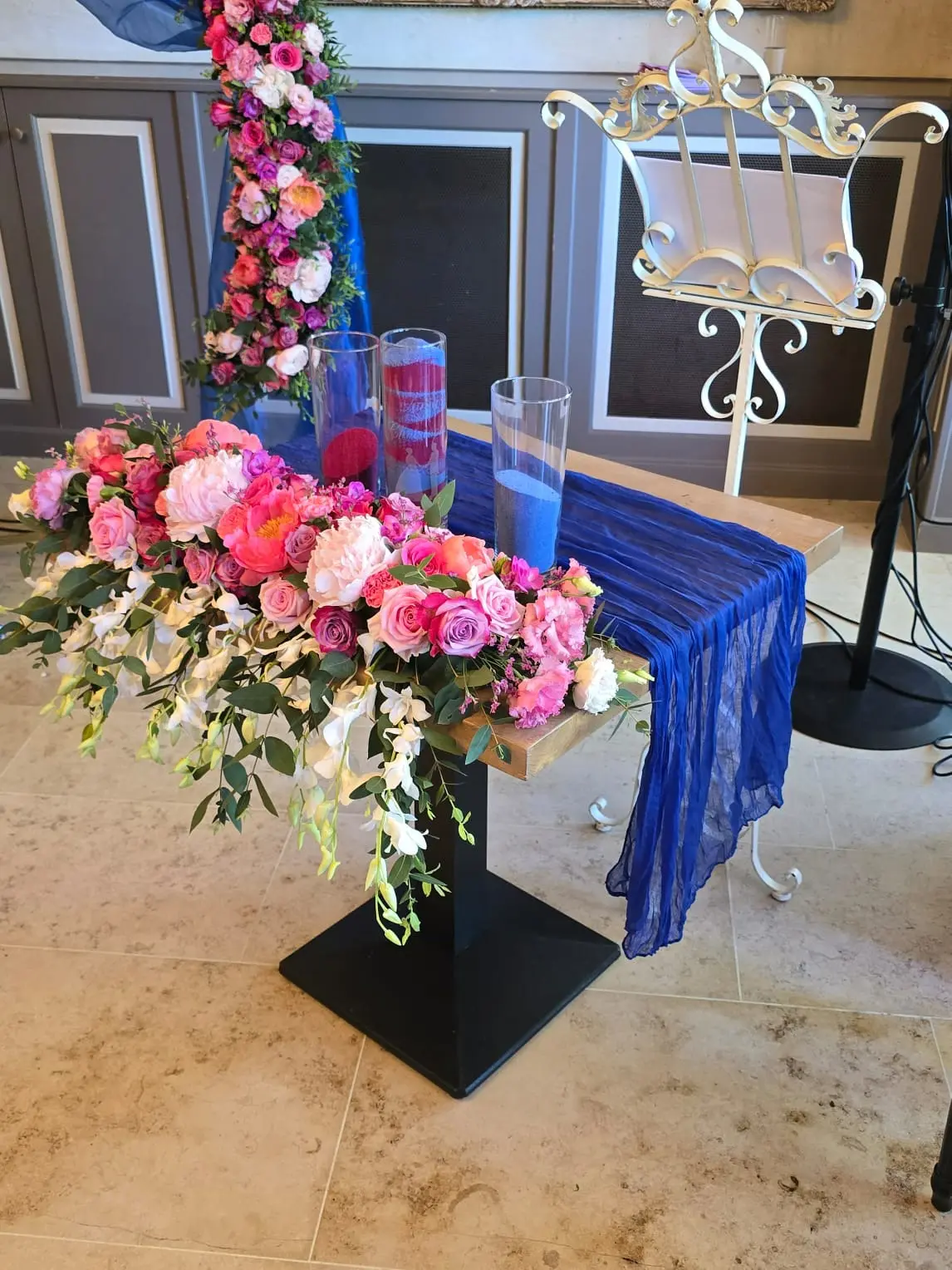 Centre de table fuchsia avec rituel du sable