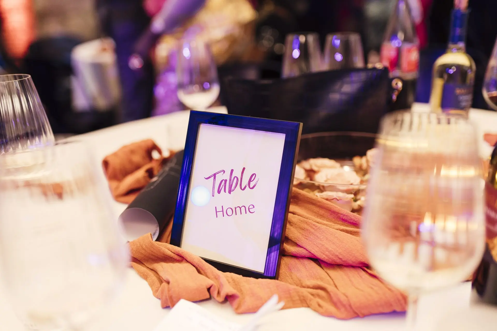 Nom de table avec cadre or