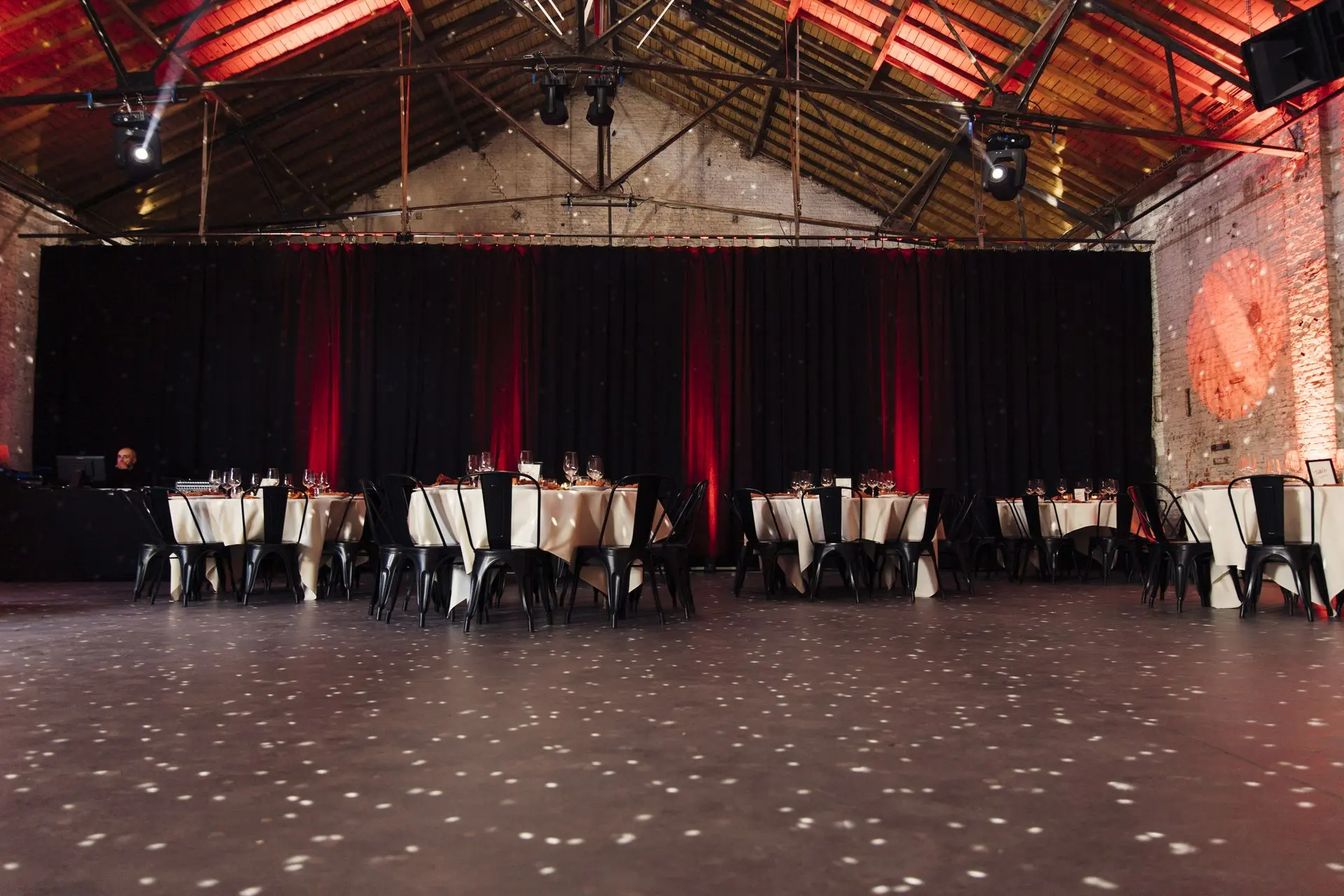 Salle mariage industriel terracotta