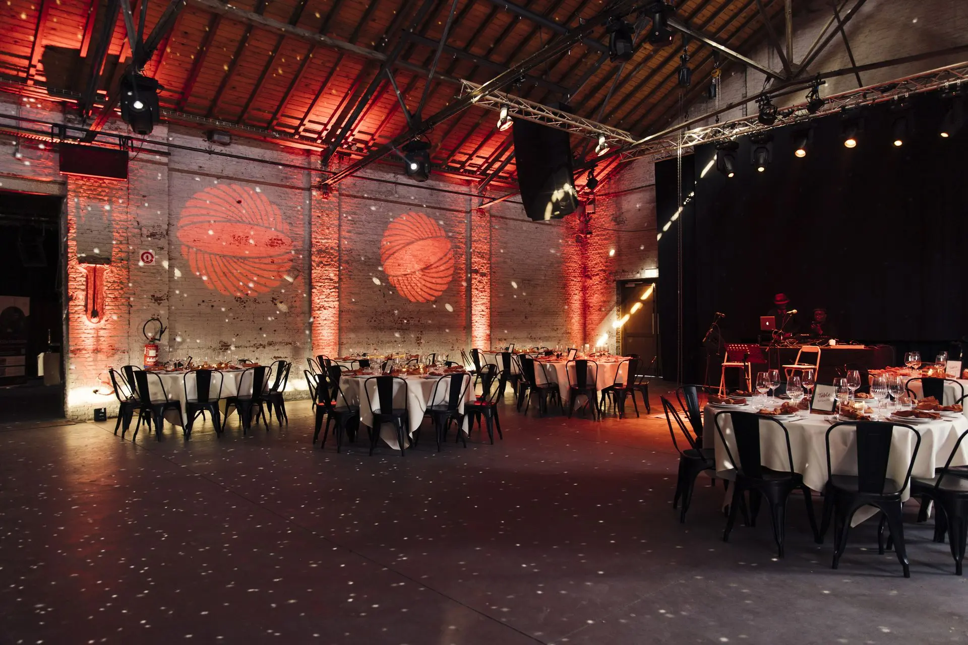 Salle mariage industriel terracotta