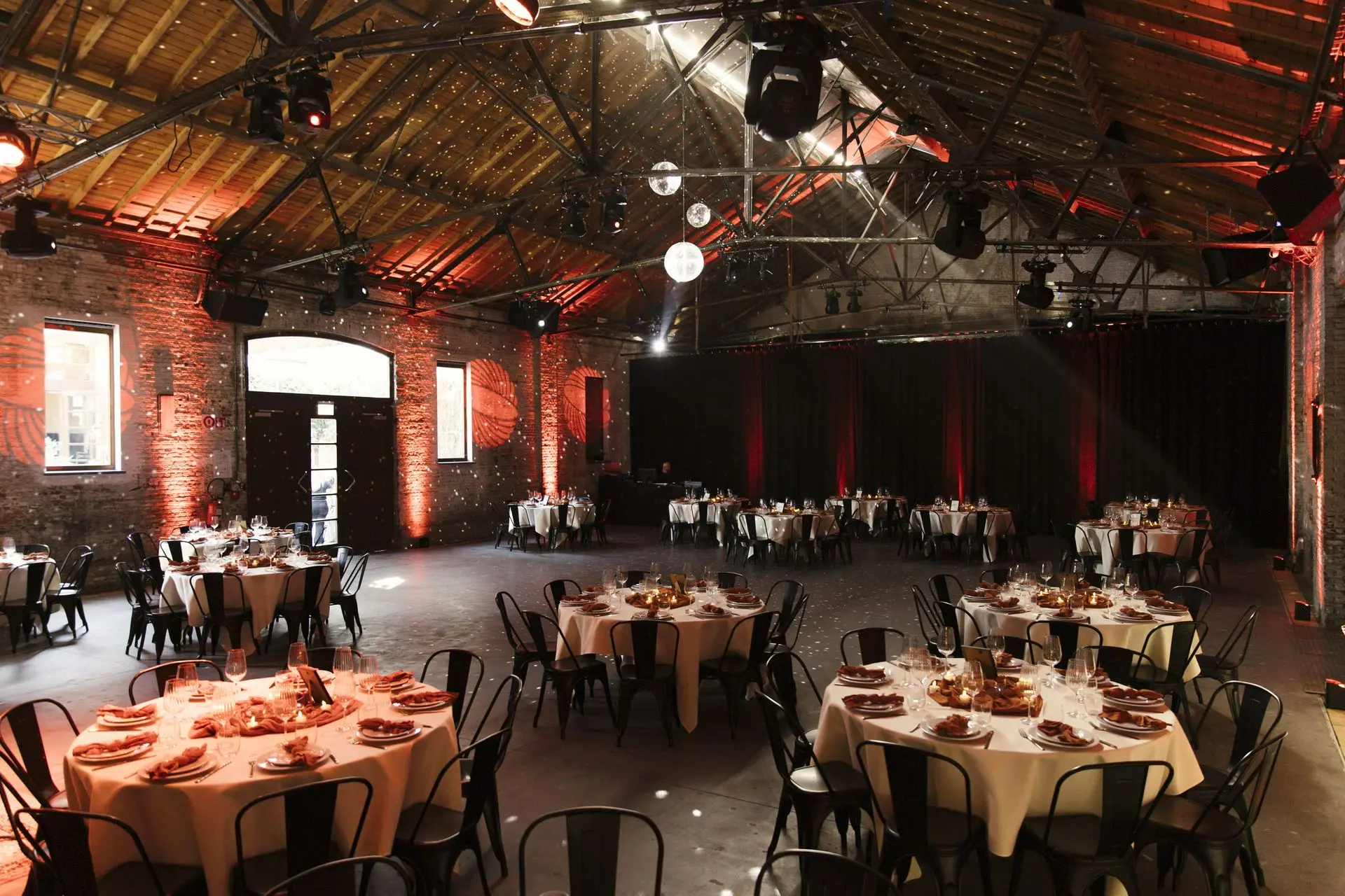 Salle mariage industriel terracotta