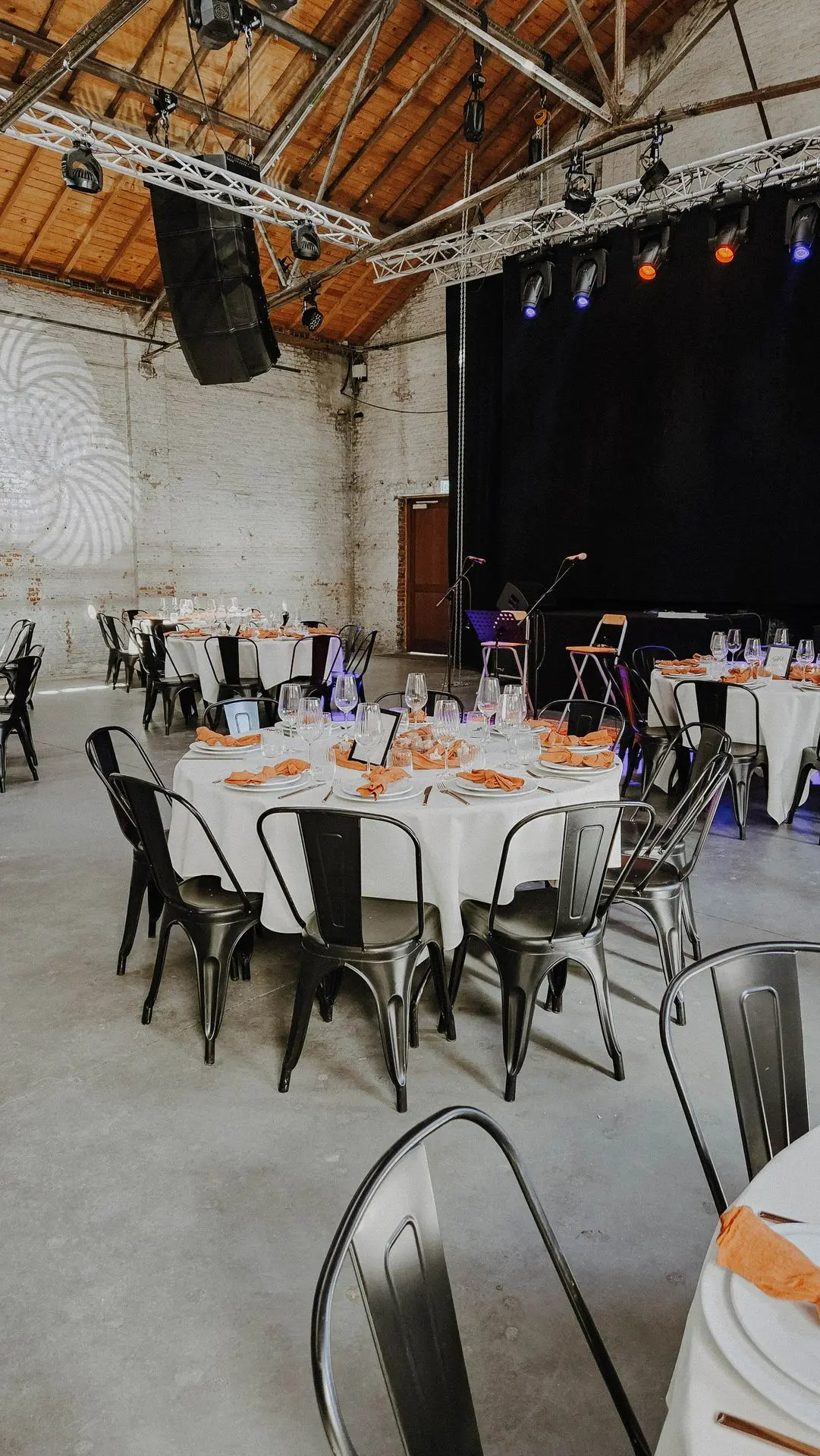 Salle mariage industriel terracotta