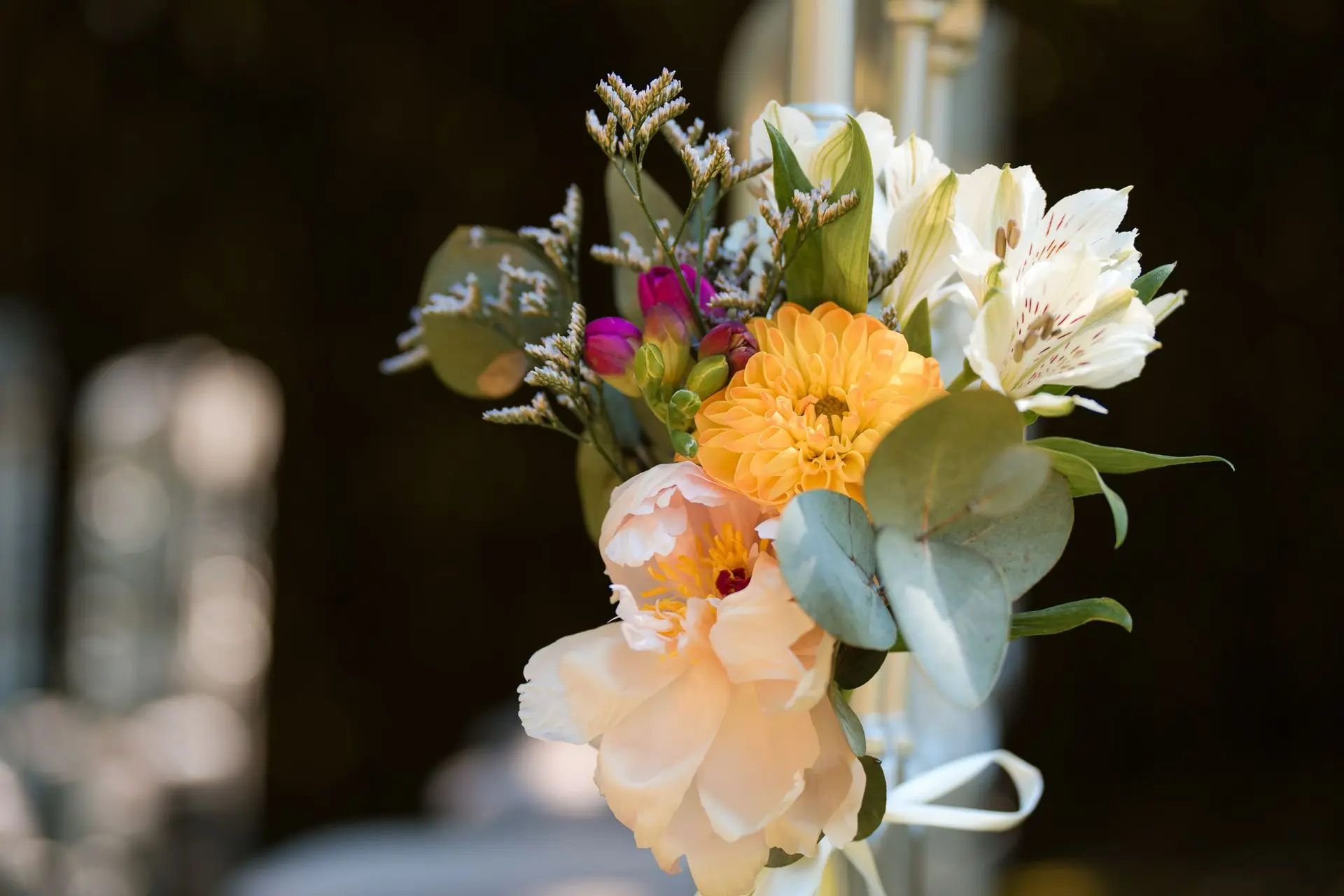 Fleurs sur chaise mariage