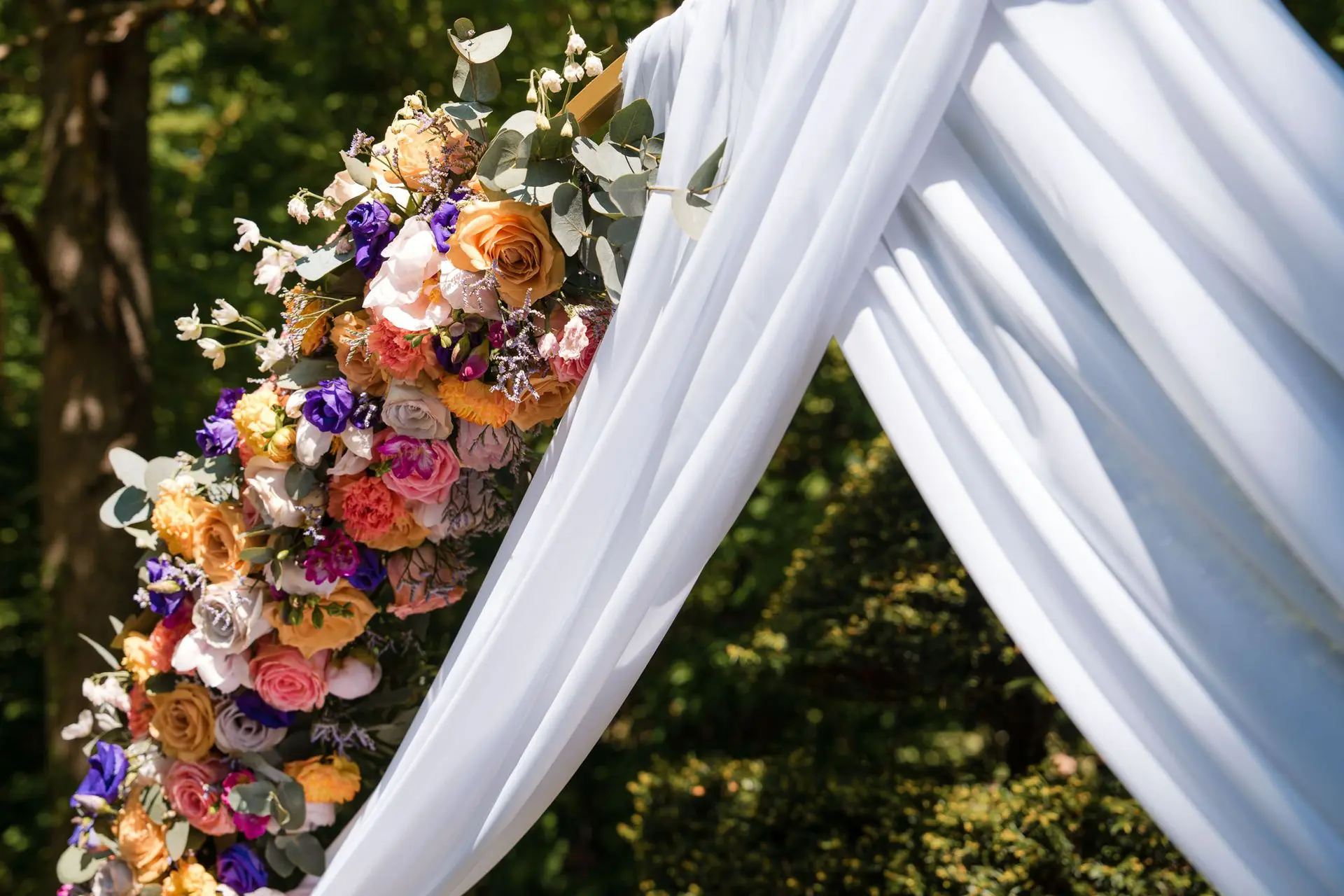 Zoom fleurs arche avec voilage