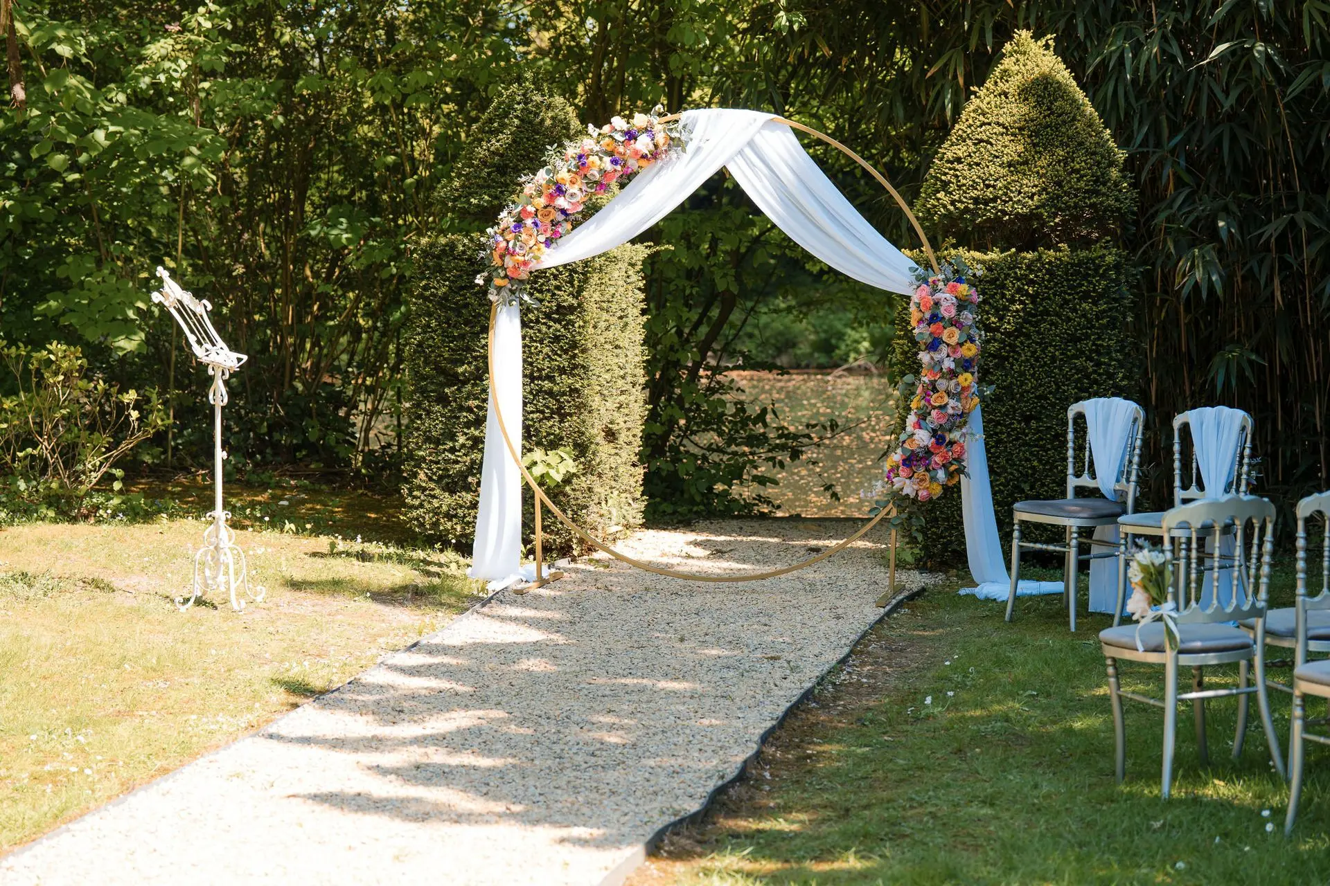 Arche coloré avec voilage