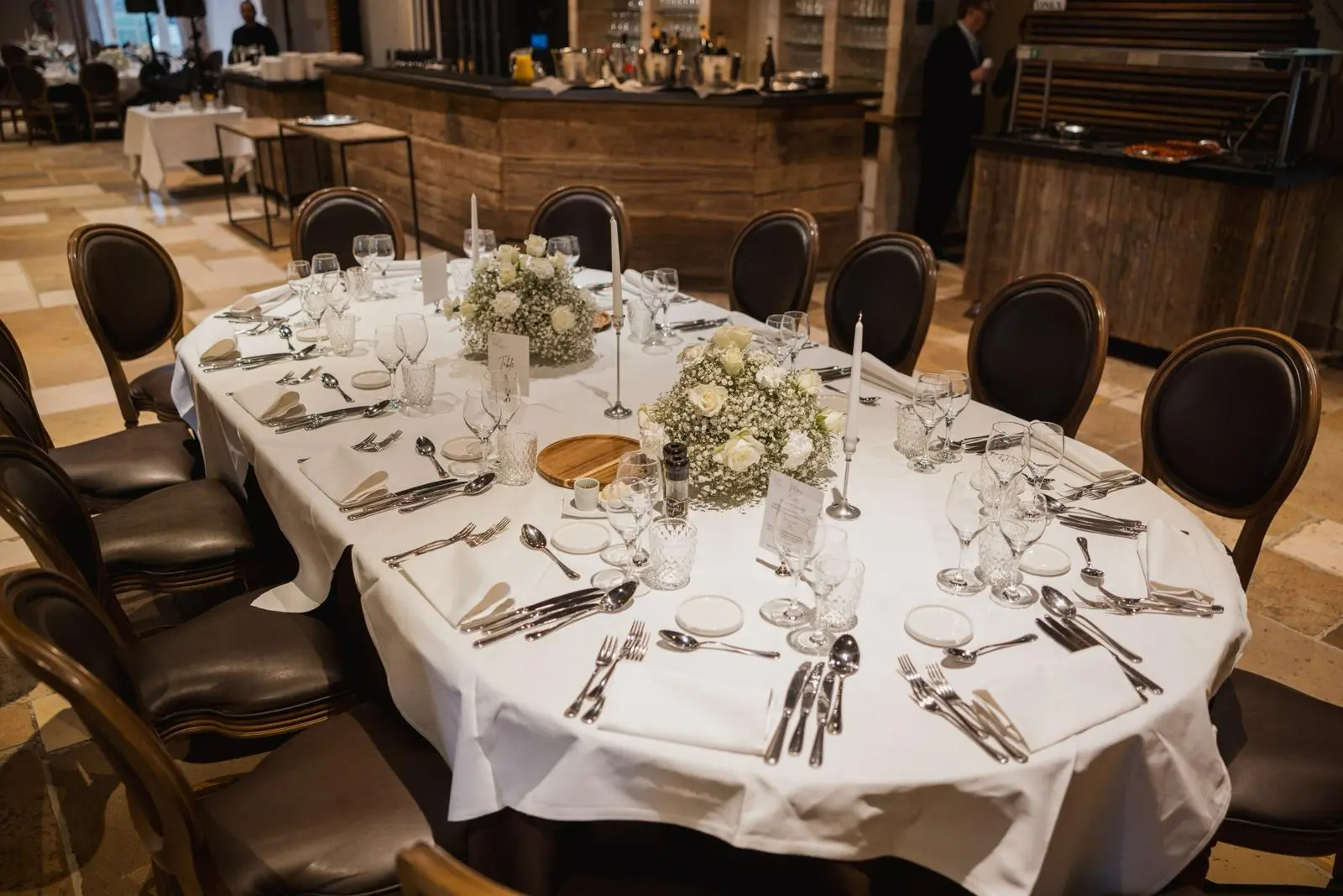 Table avoale avec deux boule fleurie