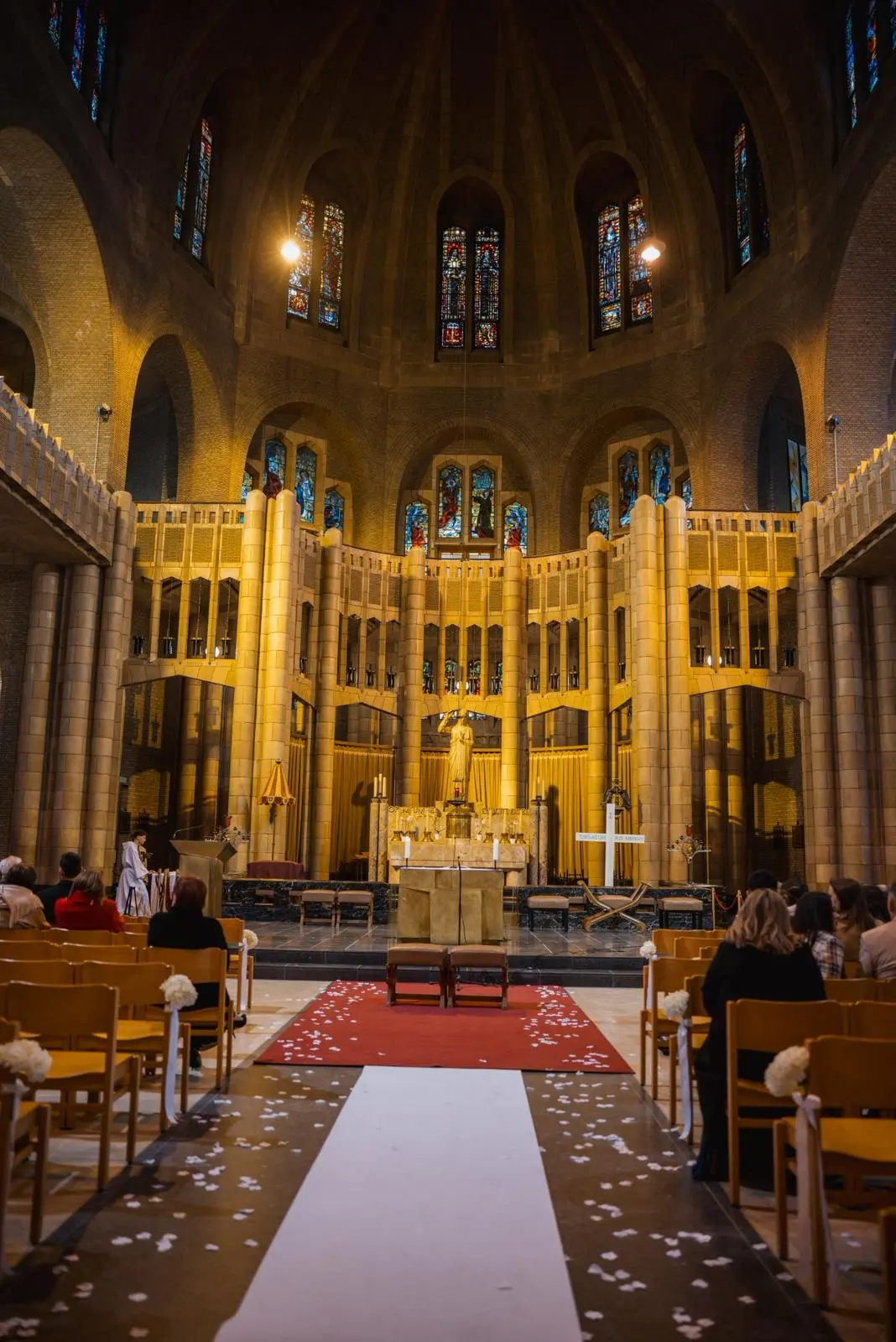 Allée église avec hortensia blanc et ruban satin blanc
