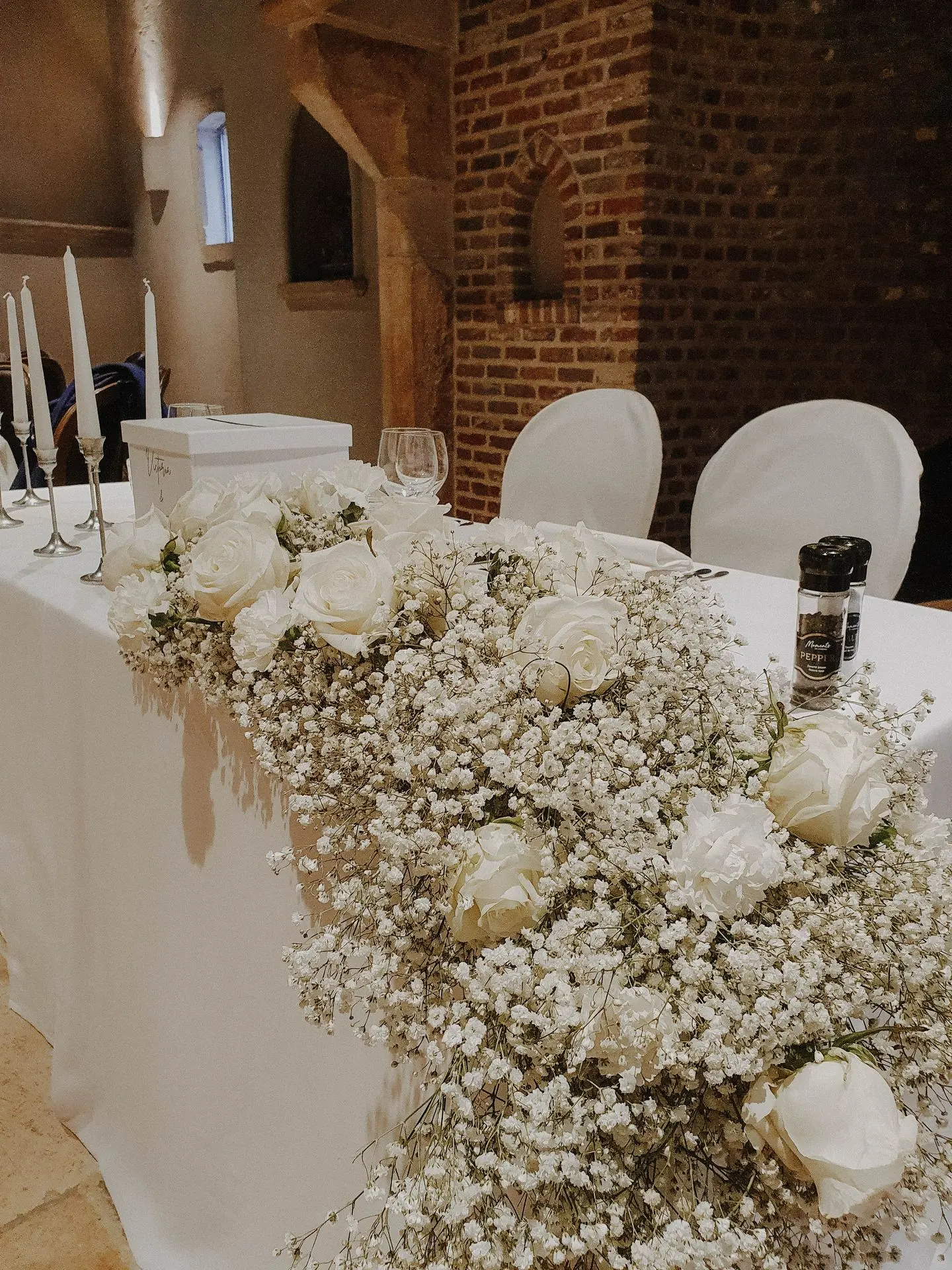 Chute gypsophile et rose table d'honneur