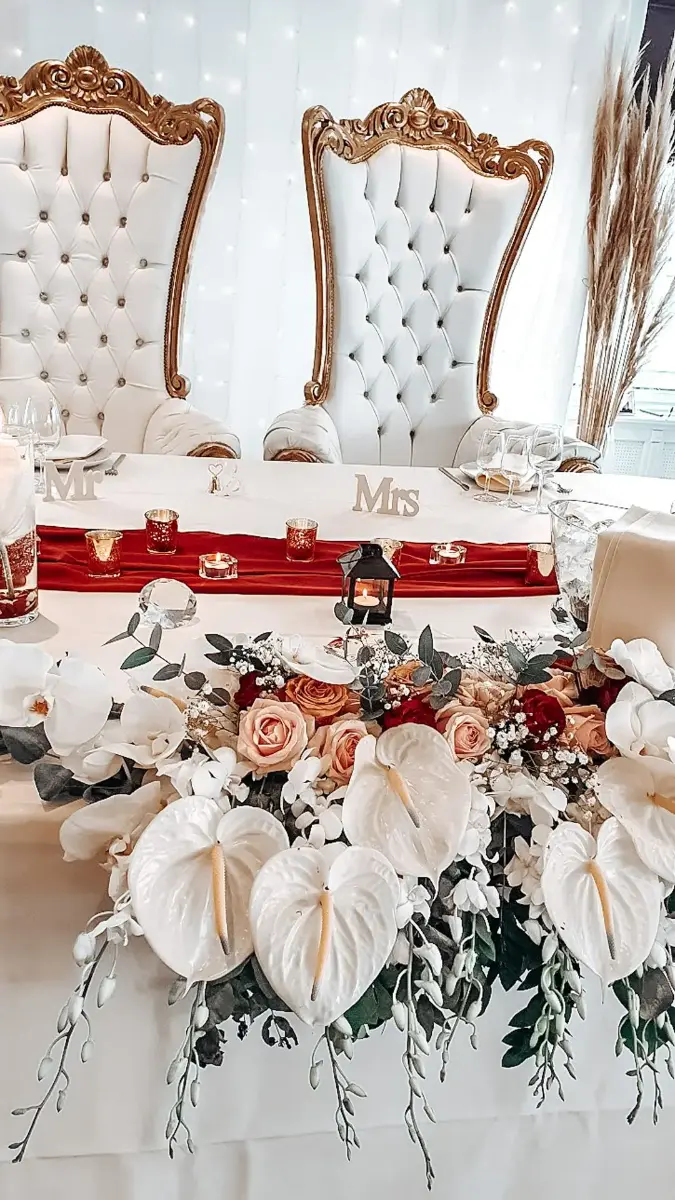 Montage pour la table d'honneur – Petit Versailles, mariage de Manon et Thibault