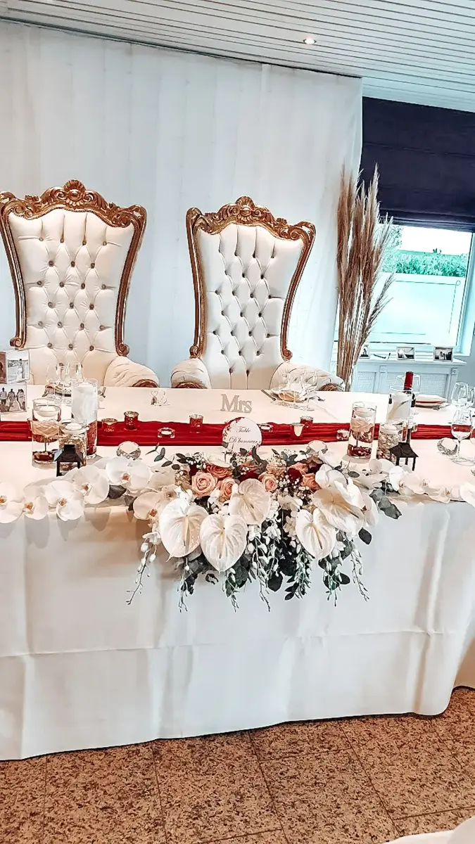 Table d'honneur avec trône des mariés – Petit Versailles, mariage de Manon et Thibault
